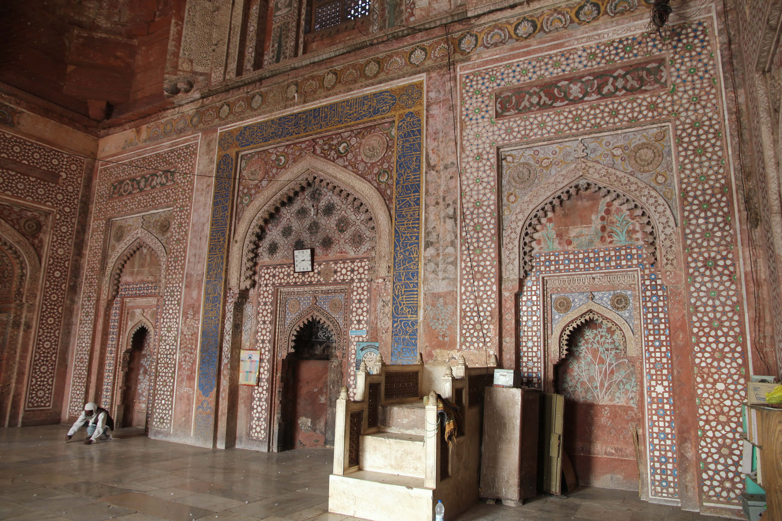 Fatehpur Sikri, mosque interior, red sandstone, 2K Desktop Wallpaper