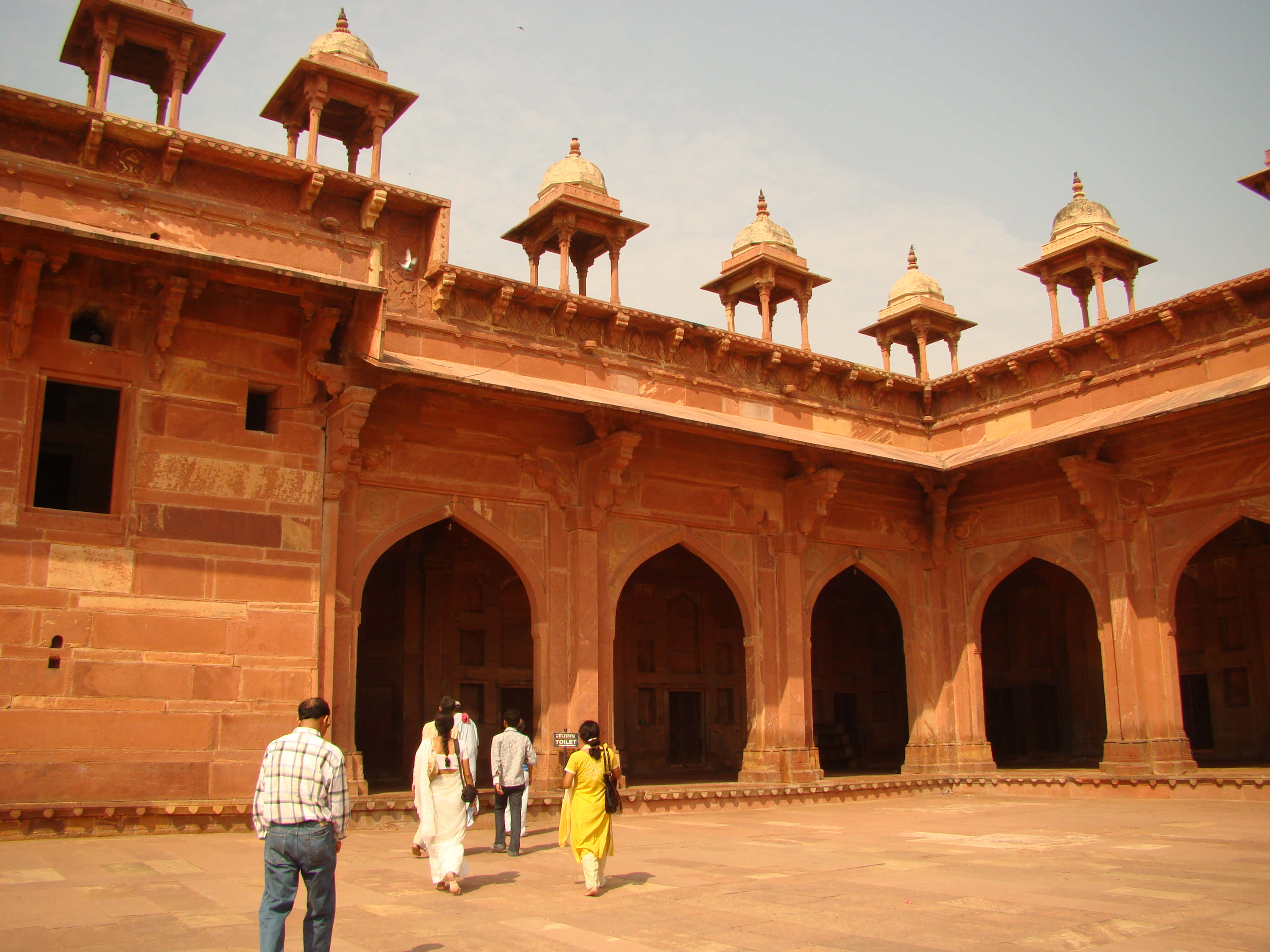 Fatehpur Sikri, red sandstone courtyard, arched walkways, 2K Desktop Wallpaper