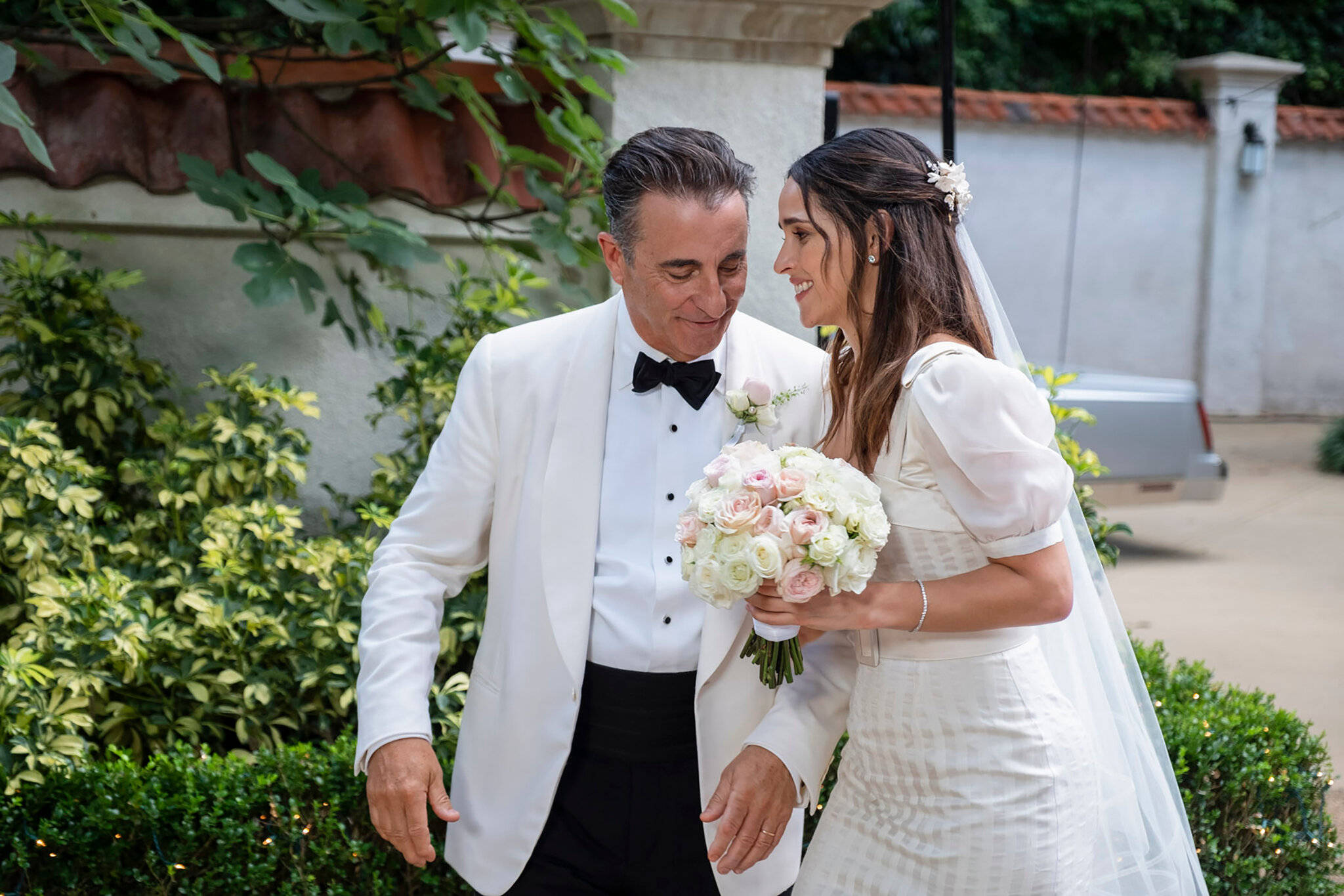 Father of The Bride, white gown, bouquet, Full HD Desktop Wallpaper