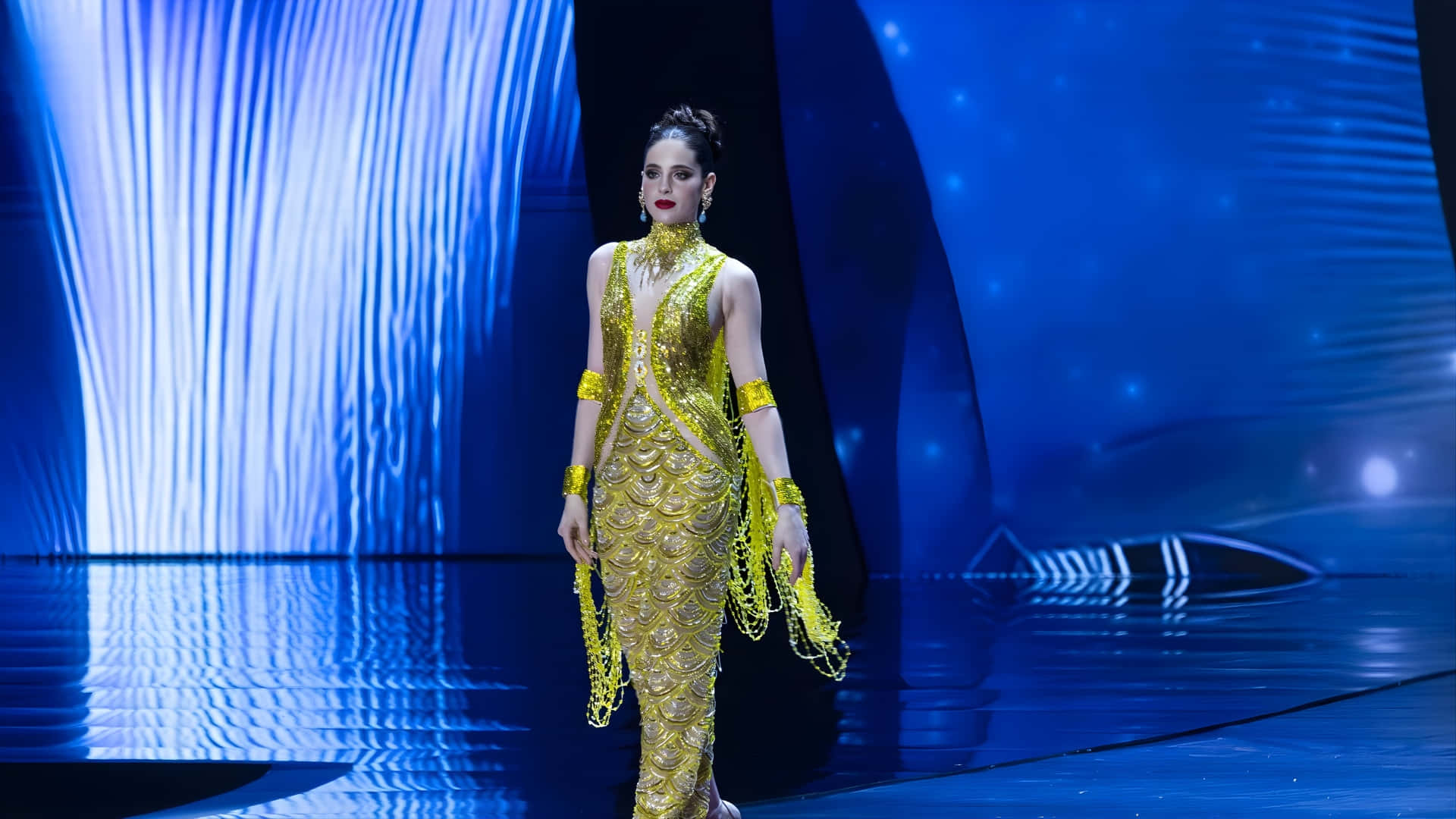 Fatima Bosch, shimmering gold sequined gown, reflective stage, Full HD Desktop Wallpaper