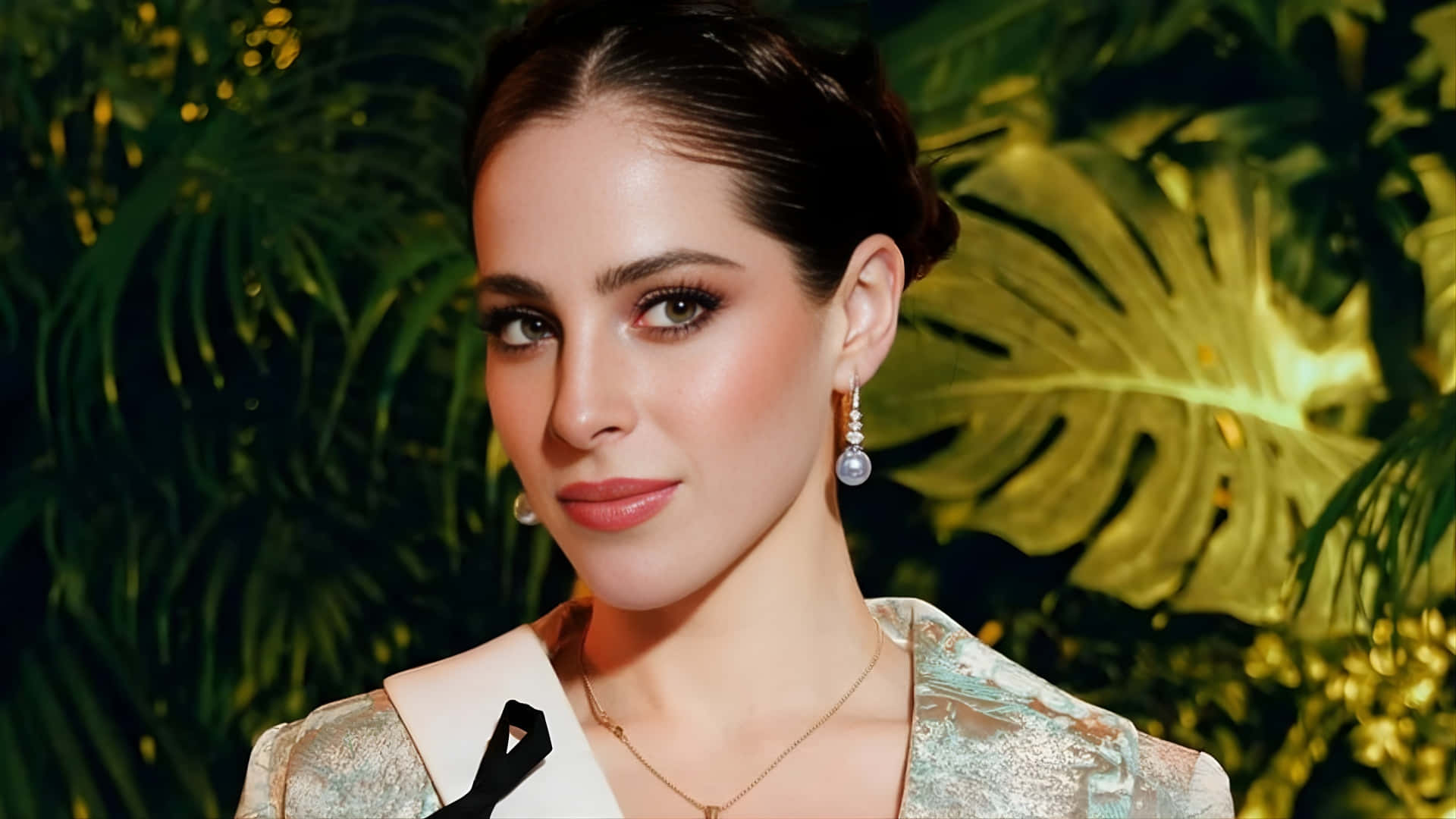 Fatima Bosch, dark hair, pearl earrings, Full HD Desktop Wallpaper