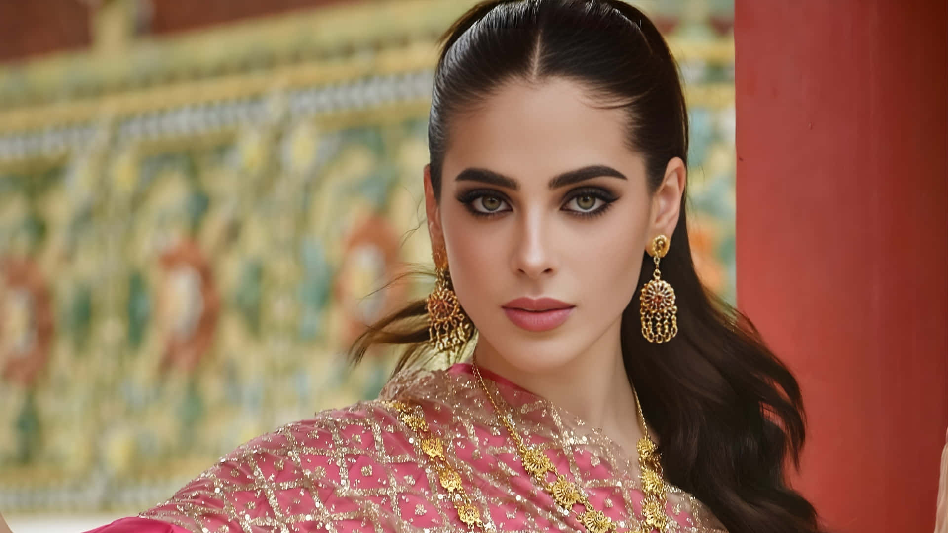Fatima Bosch, pink and gold embroidered sari, heavy gold jewelry, Full HD Desktop Wallpaper