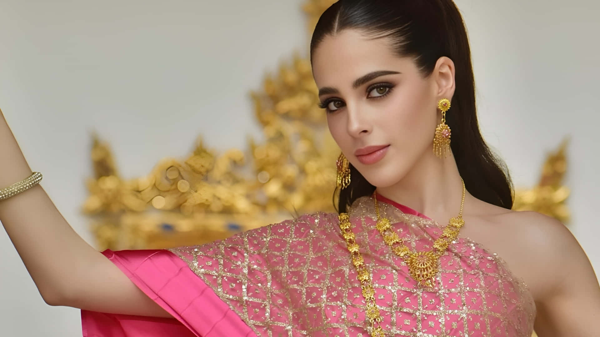 Fatima Bosch, pink and gold traditional outfit, ornate gold jewelry, Full HD Desktop Wallpaper
