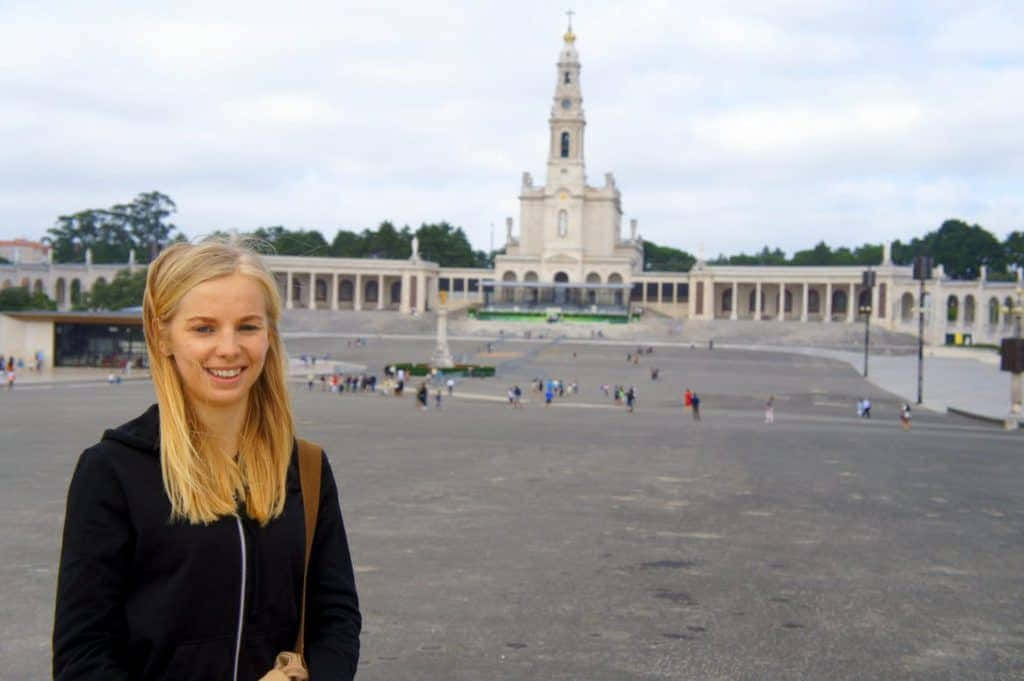 Fatima Sanctuary, blonde woman, vast plaza, SD Desktop Wallpaper