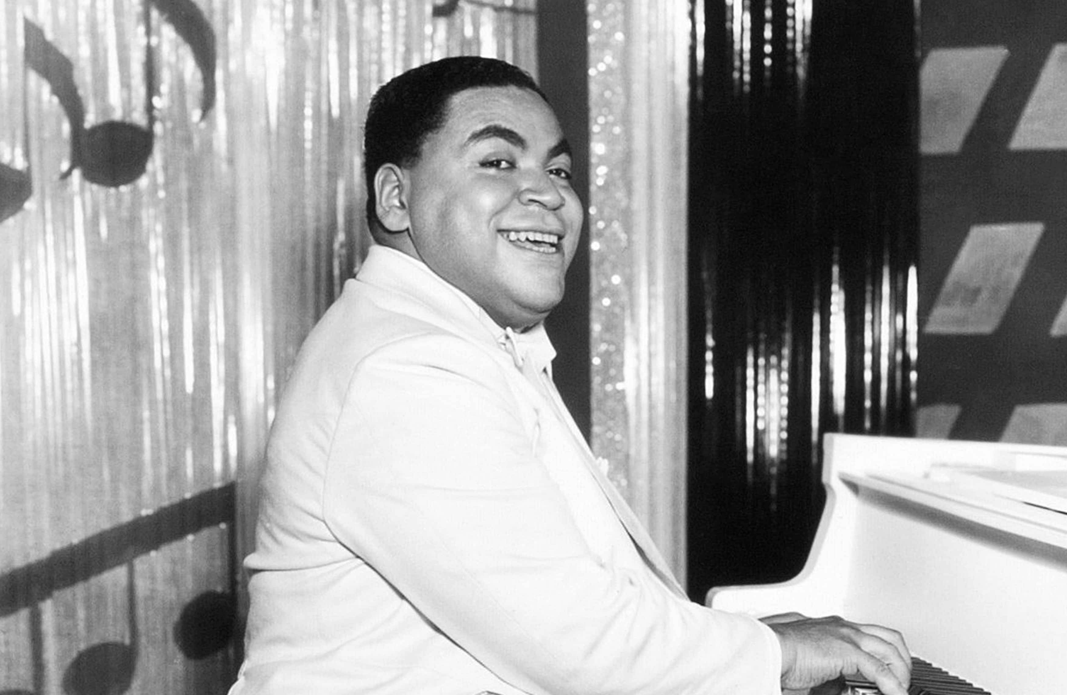Fats Waller, piano, white suit, 2K Desktop Wallpaper