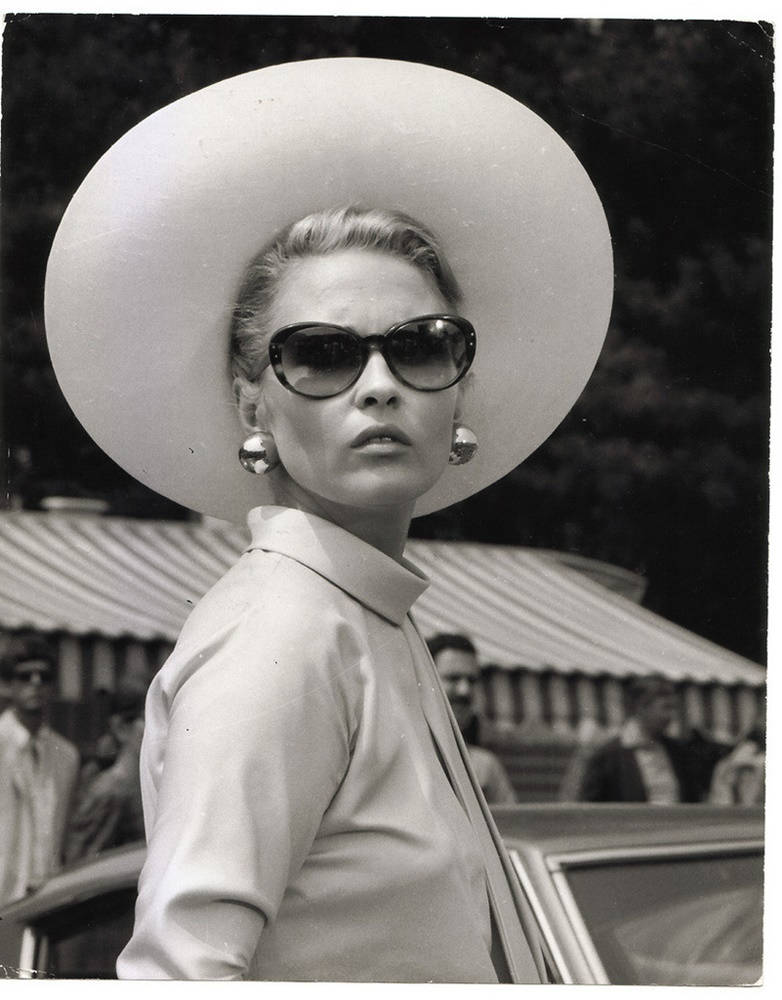 Faye Dunaway, 1999 The Thomas Crown Affair, wide-brimmed hat, SD Phone Wallpaper