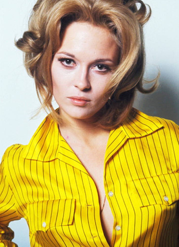 Faye Dunaway, 1960s portrait, voluminous blonde hair, SD Phone Wallpaper