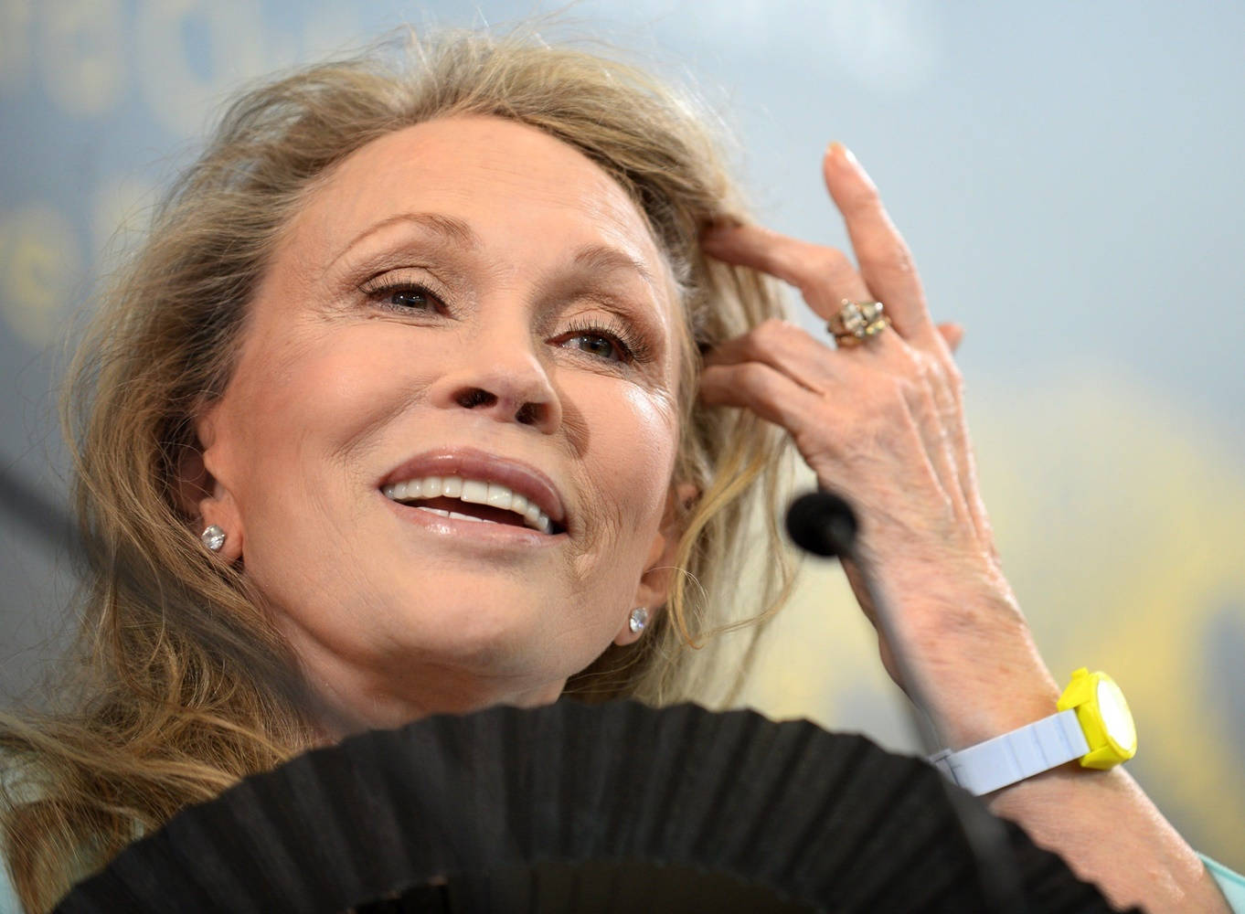 Faye Dunaway, blonde hair, yellow watch, HD Desktop Wallpaper