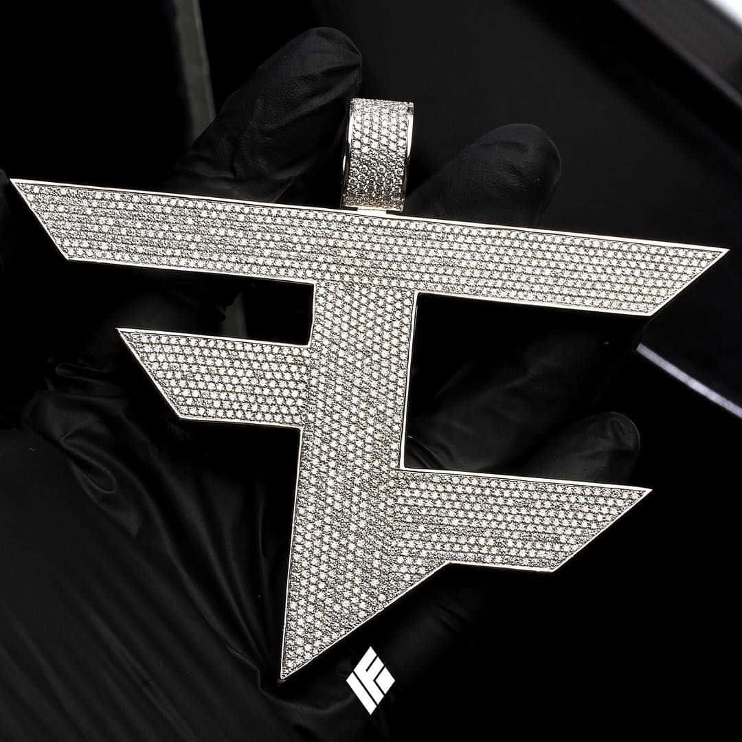 Faze Rug, black gloves, large silver pendant, SD Desktop Wallpaper