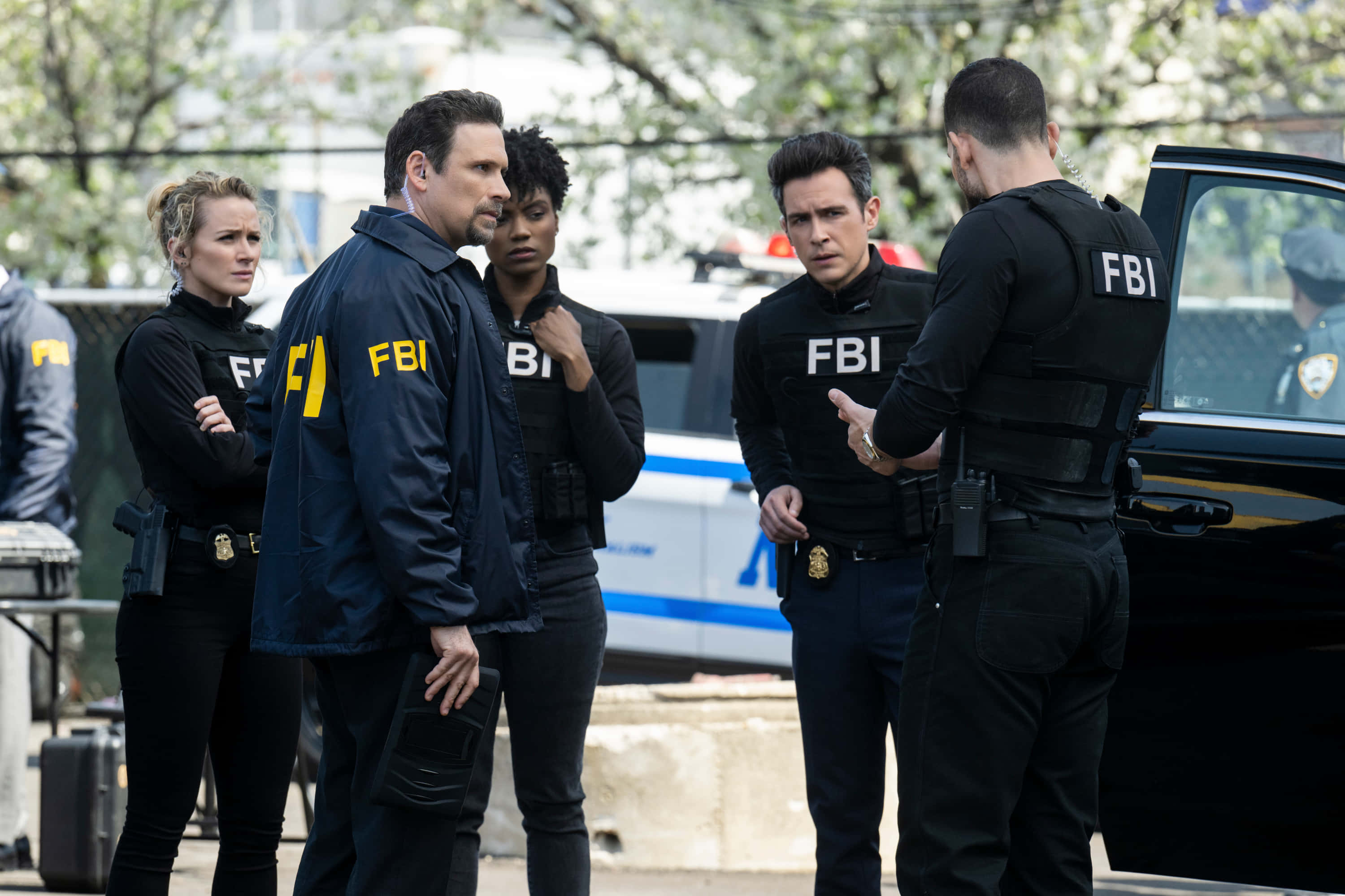 FBI, black tactical gear, outdoor briefing, 2K Desktop Wallpaper