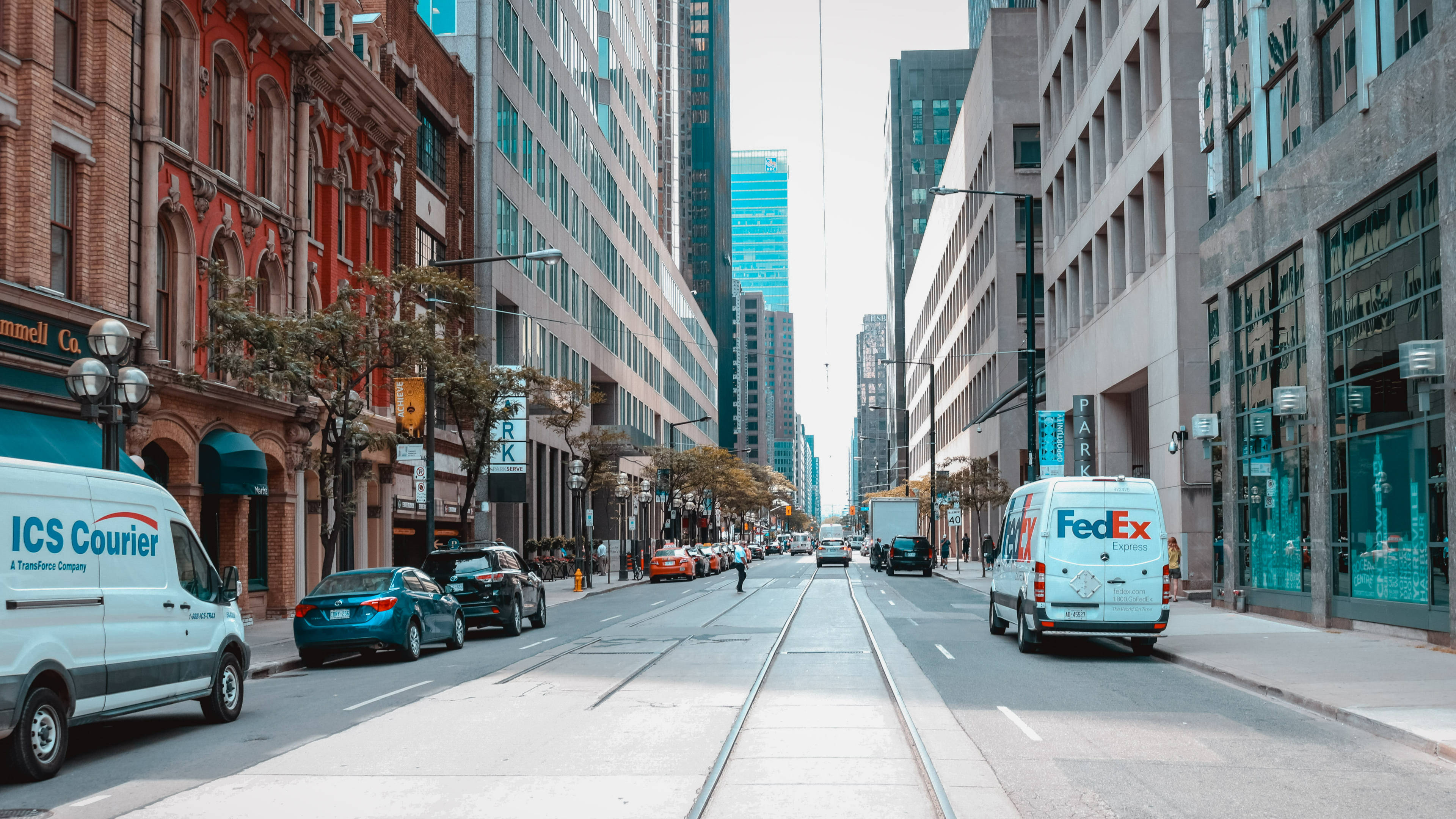 FedEx, courier van, sunlit urban street, 4K Desktop Wallpaper