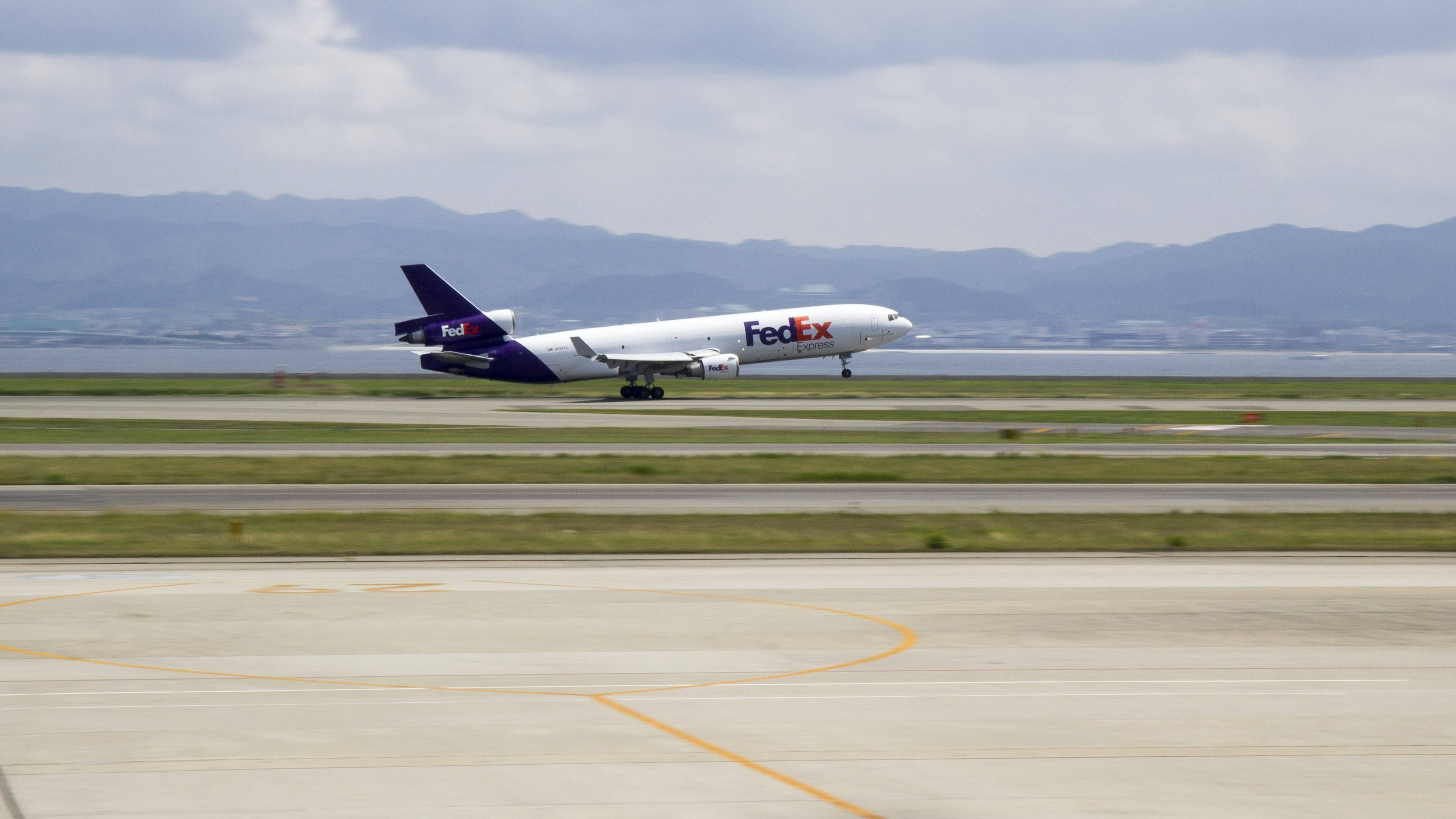 FedEx, cargo plane, runway, 4K Desktop Wallpaper