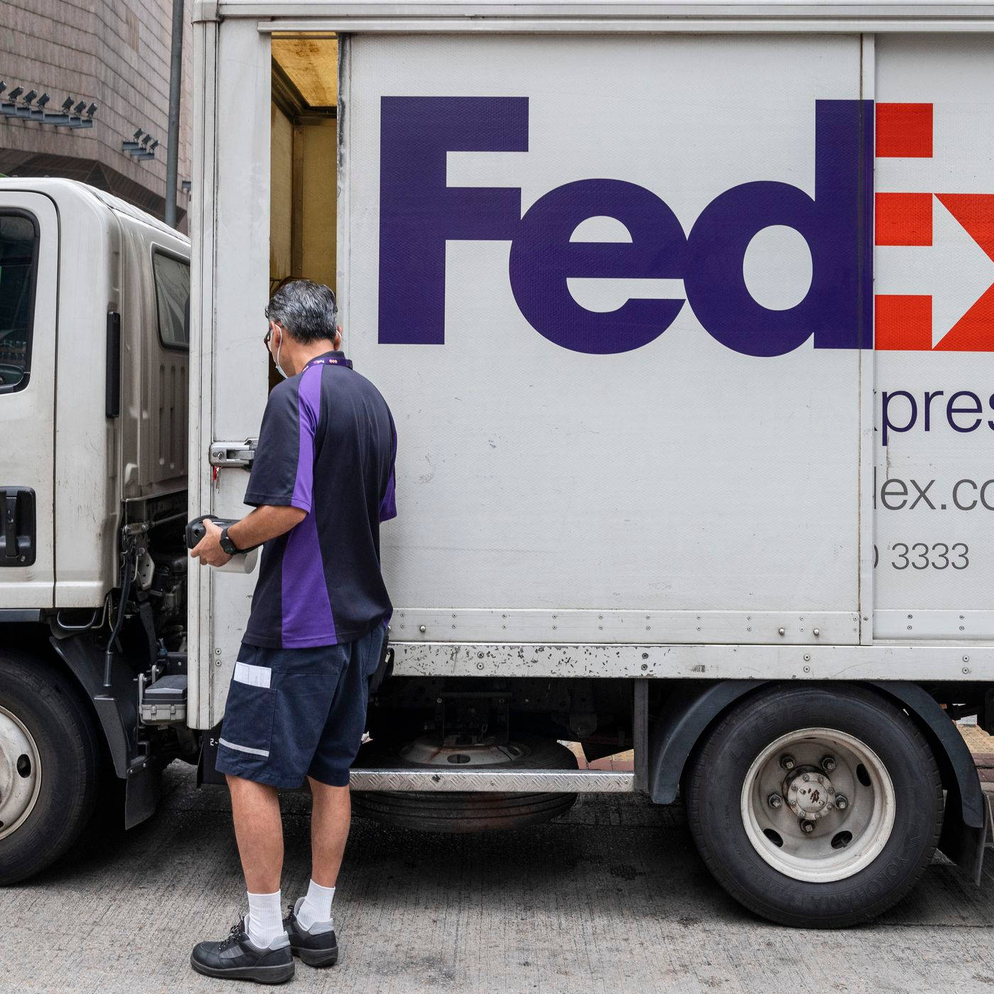 FedEx, purple and black uniform, white delivery truck, HD Desktop Wallpaper