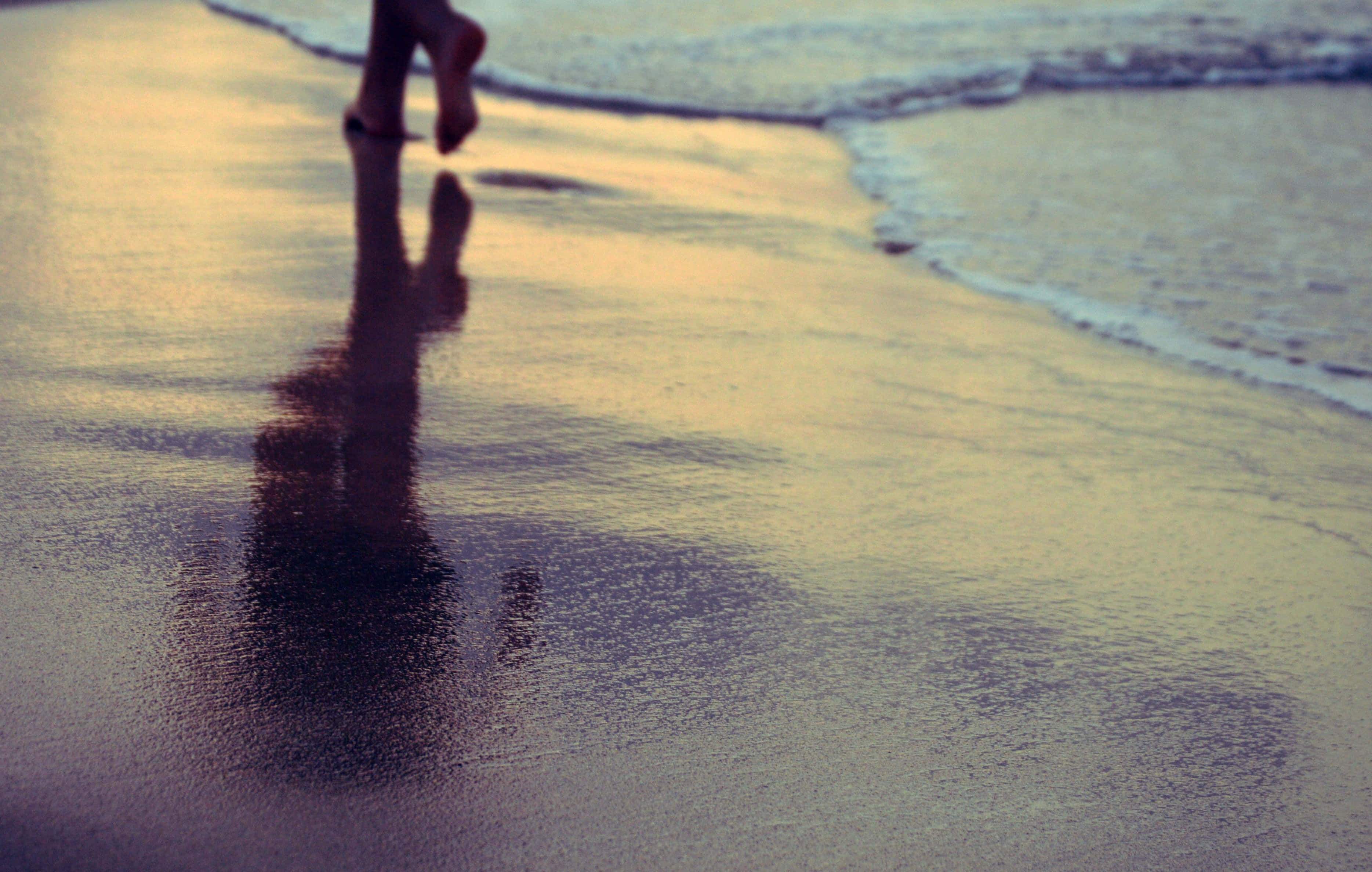 girl feet, sand beach, wet sandy beach, 2K Desktop Wallpaper