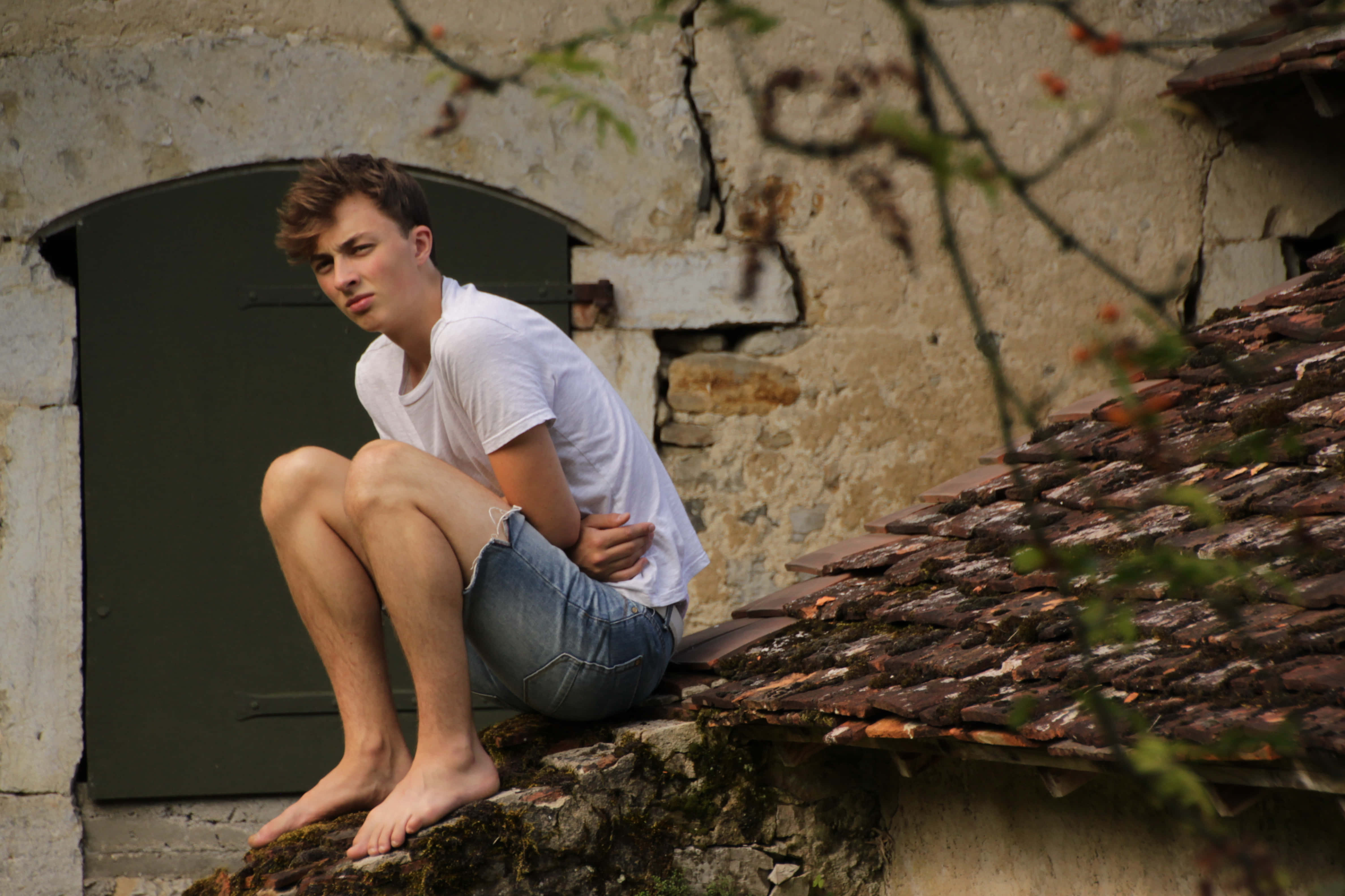 male, bare feet, white tee, 4K Desktop Wallpaper