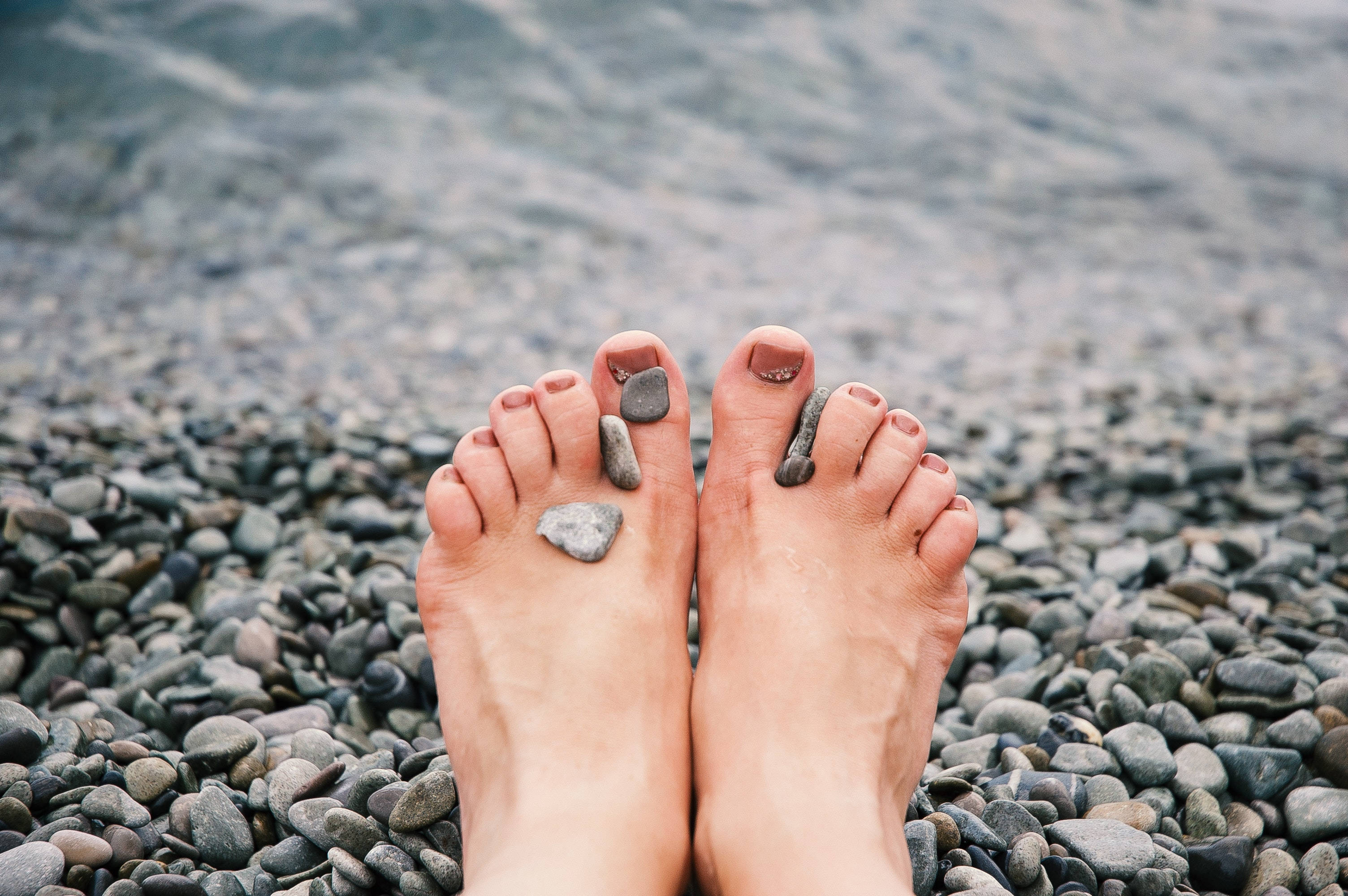 beach, pebbles, toes, 2K Desktop Wallpaper