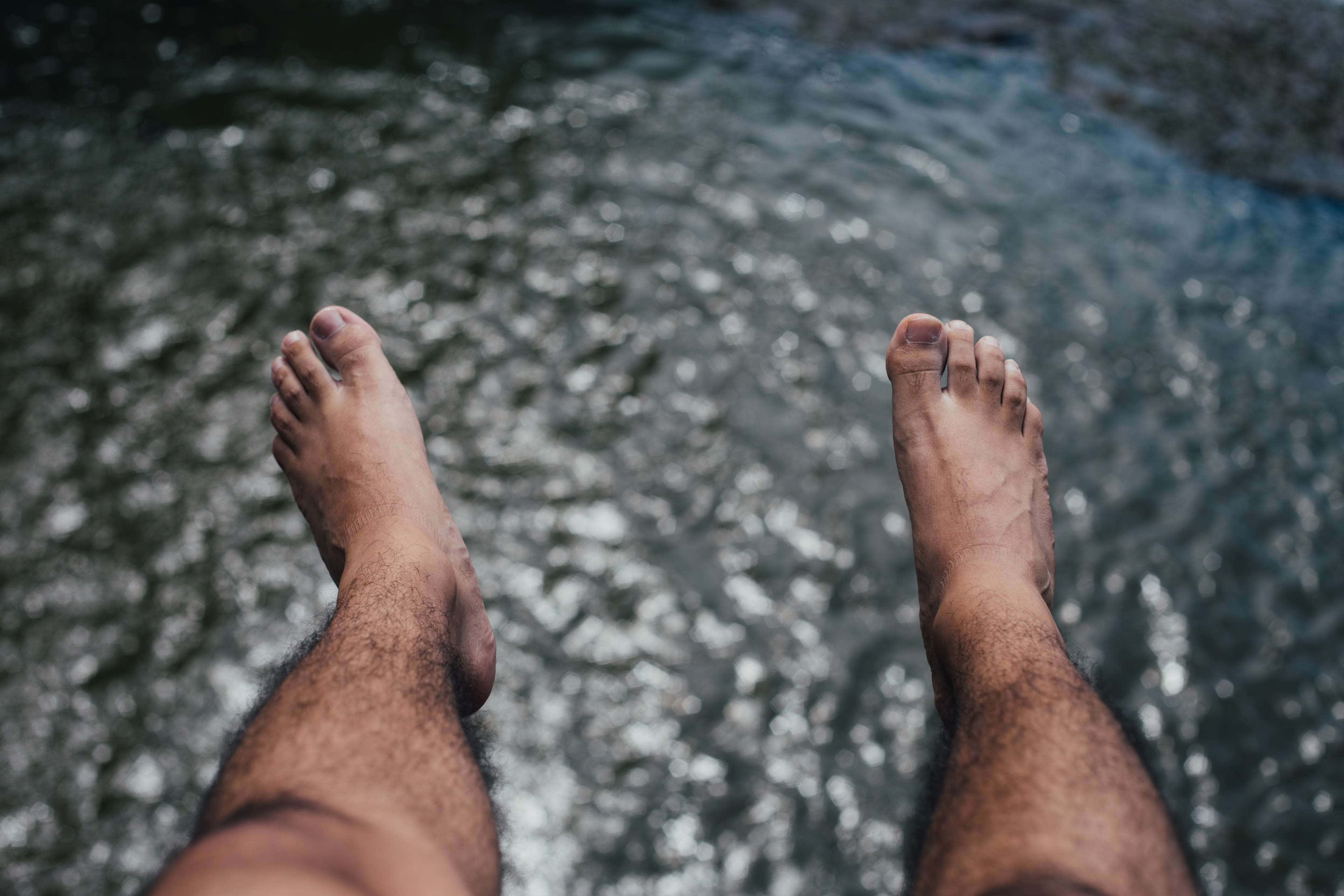 hairy male feet, dark water, sun glints, 4K Desktop Wallpaper