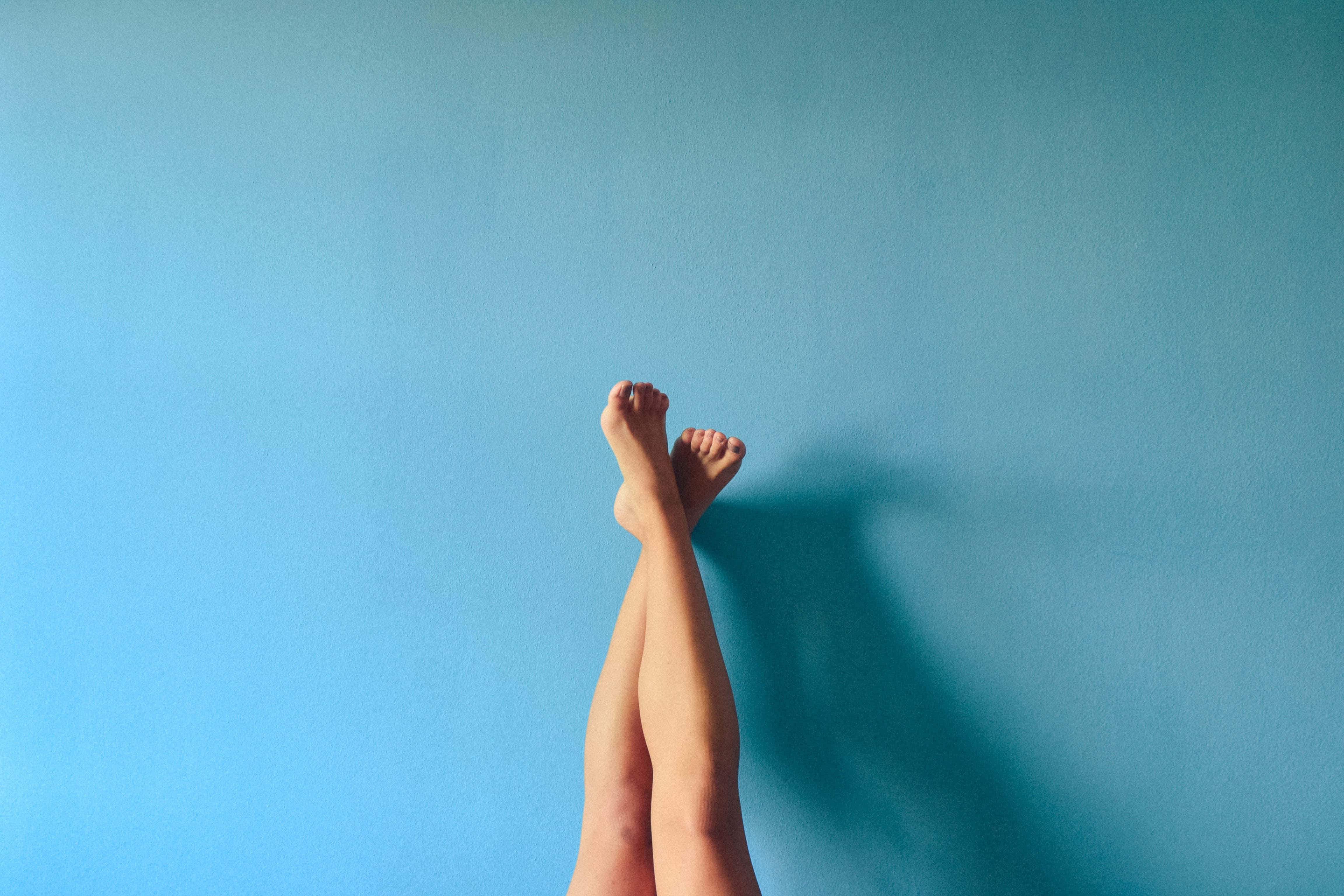 bare legs, feet, solid blue wall, 4K Desktop Wallpaper