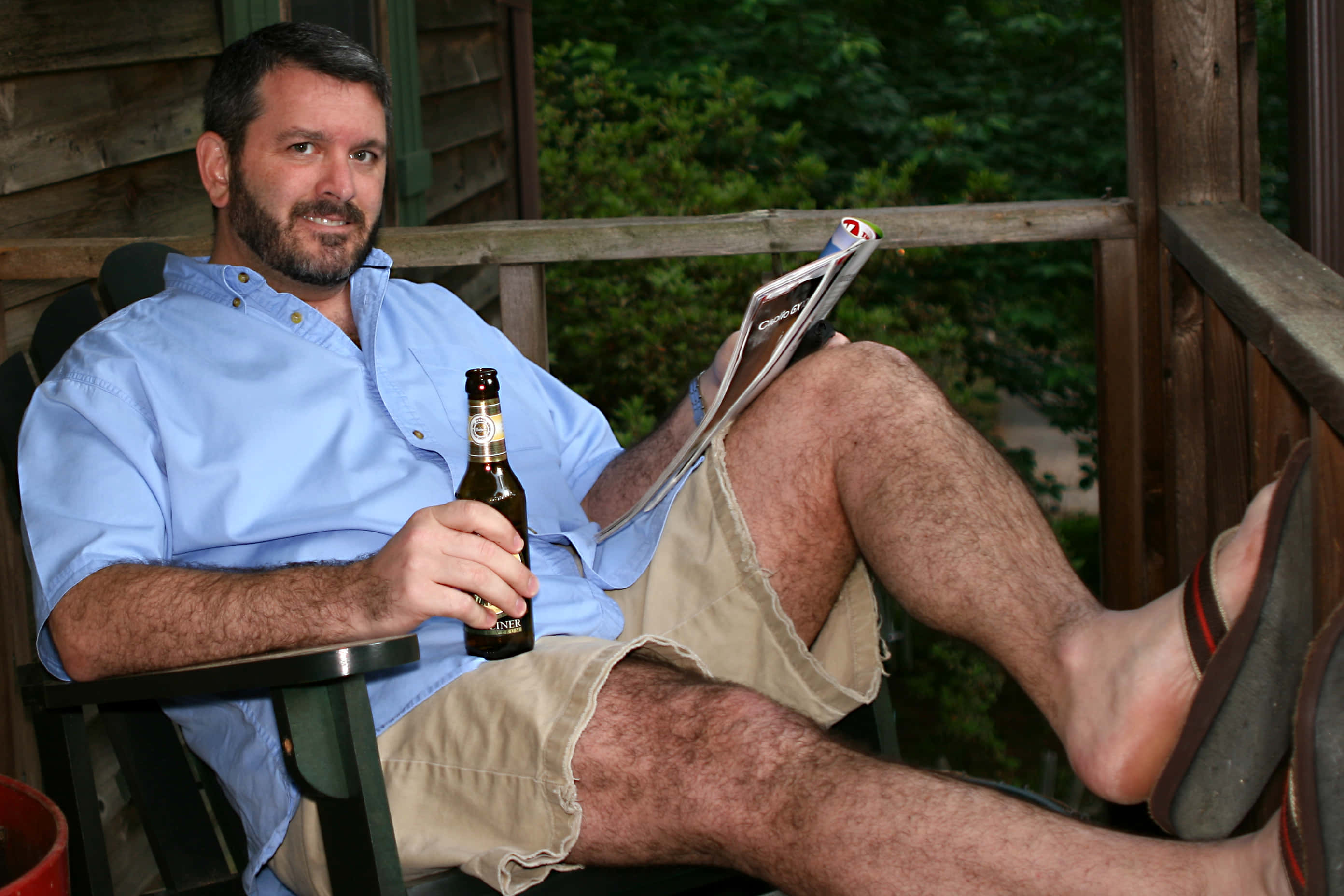 unshaven male feet, bearded man, blue shirt, 2K Desktop Wallpaper