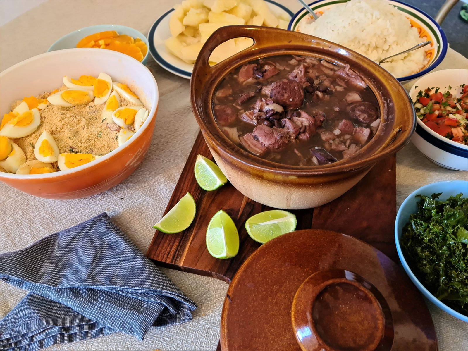 Feijoada, clay pot, rustic wooden board, HD Desktop Wallpaper