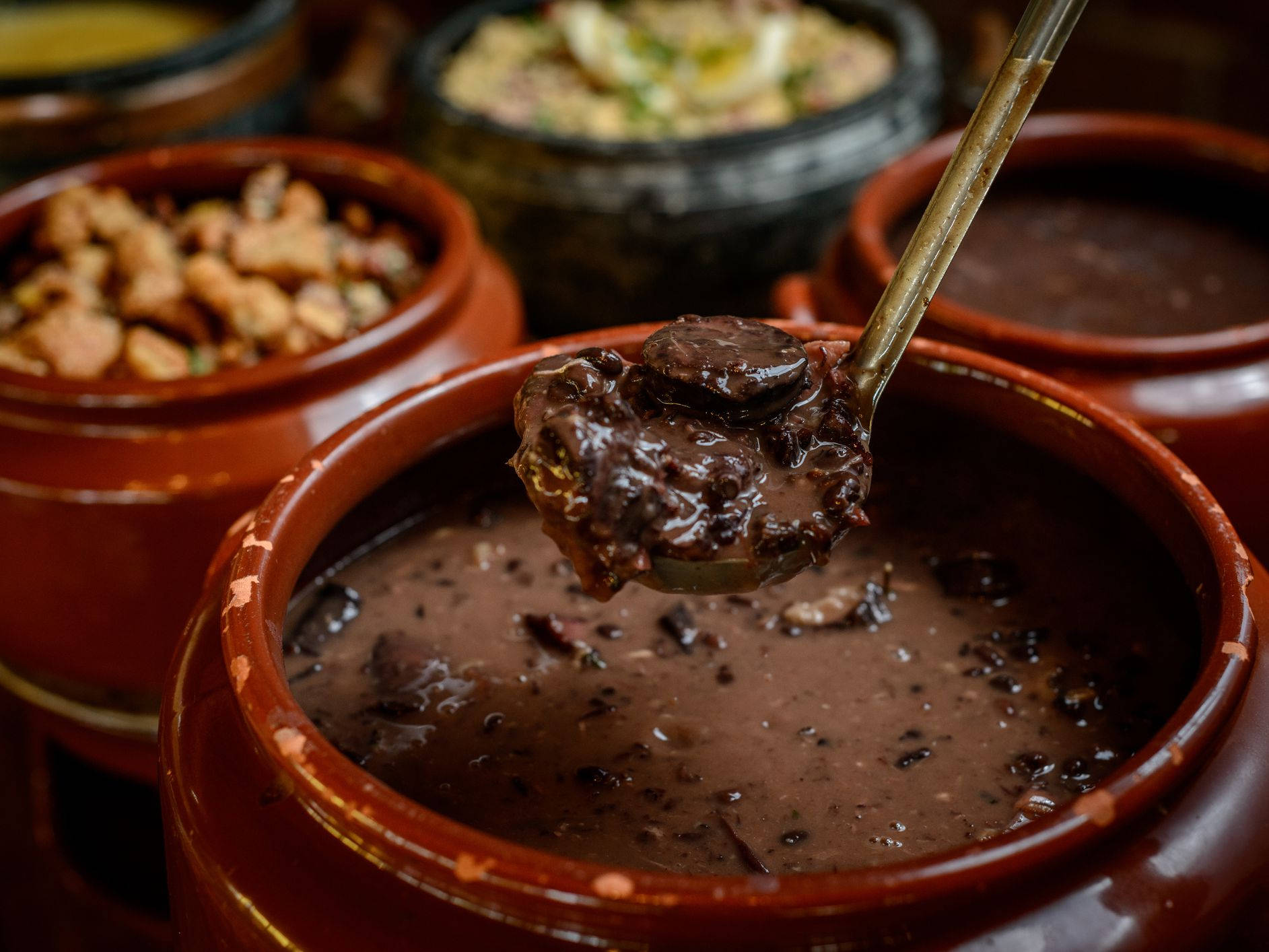 Feijoada, red pot, rustic terracotta bowl, HD Desktop Wallpaper