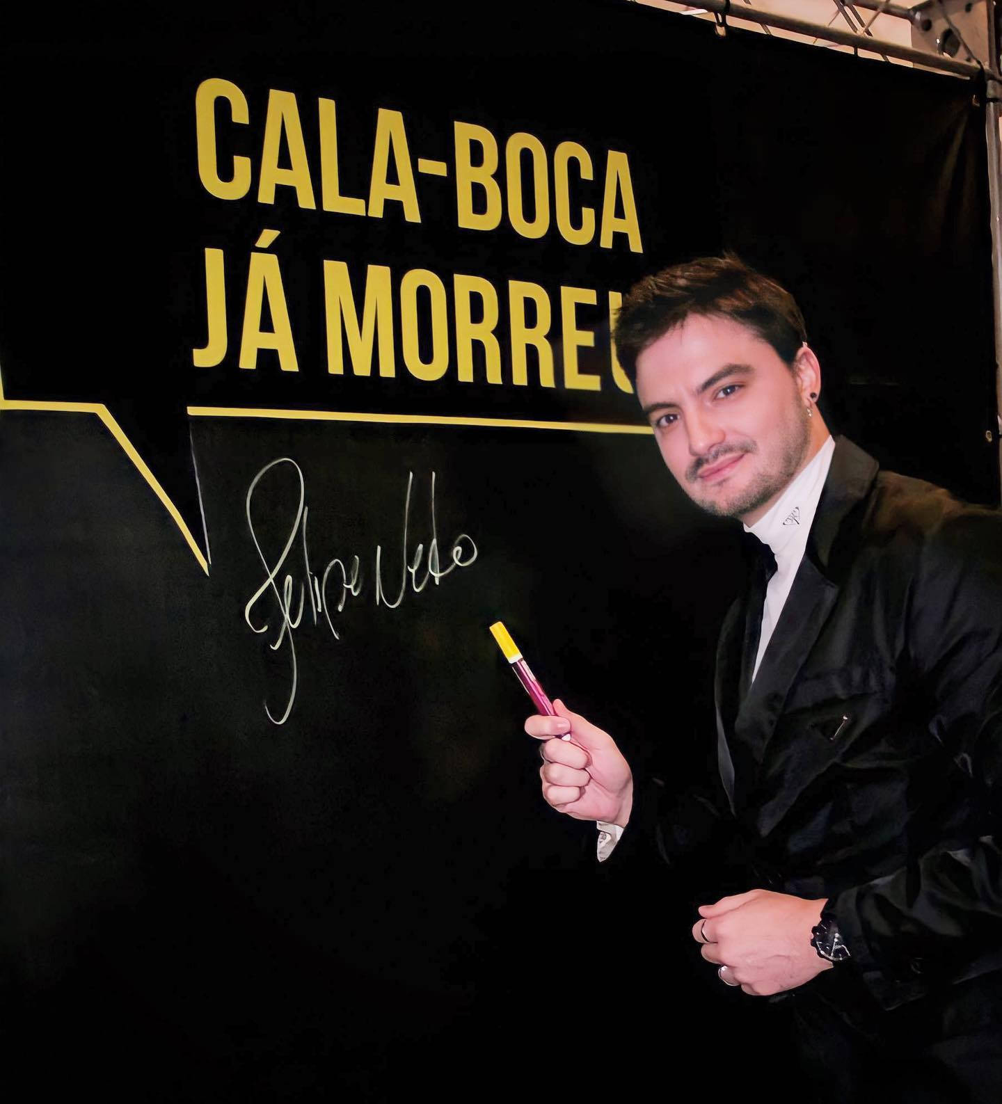 Felipe Neto, black suit, yellow marker, HD Phone Wallpaper