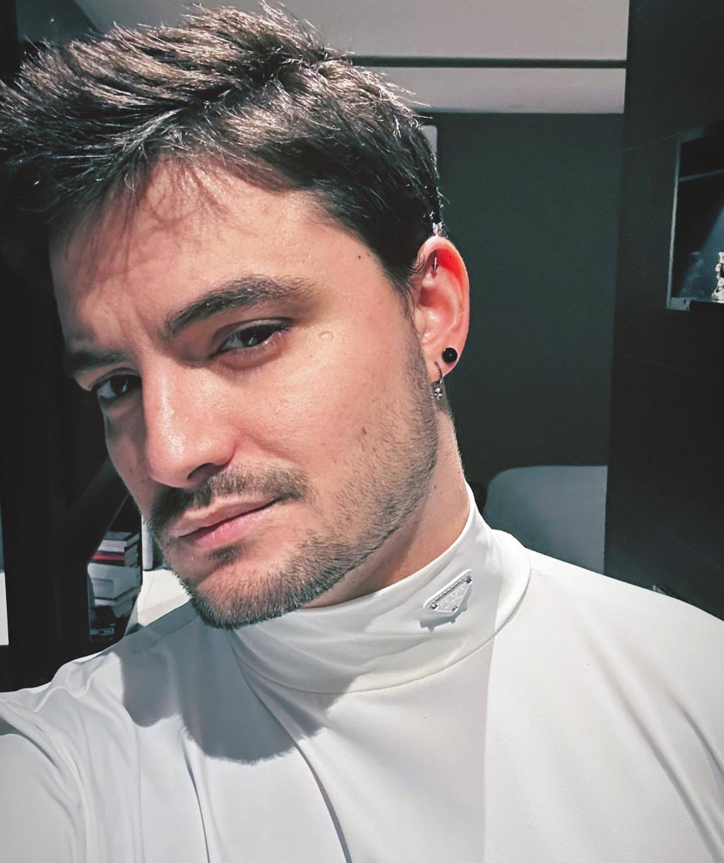 Felipe Neto, earring, white turtleneck, HD Phone Wallpaper