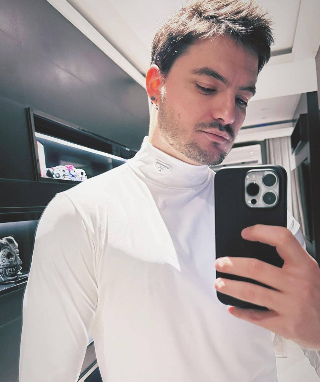 Felipe Neto, turtleneck, mirror selfie, HD Phone Wallpaper