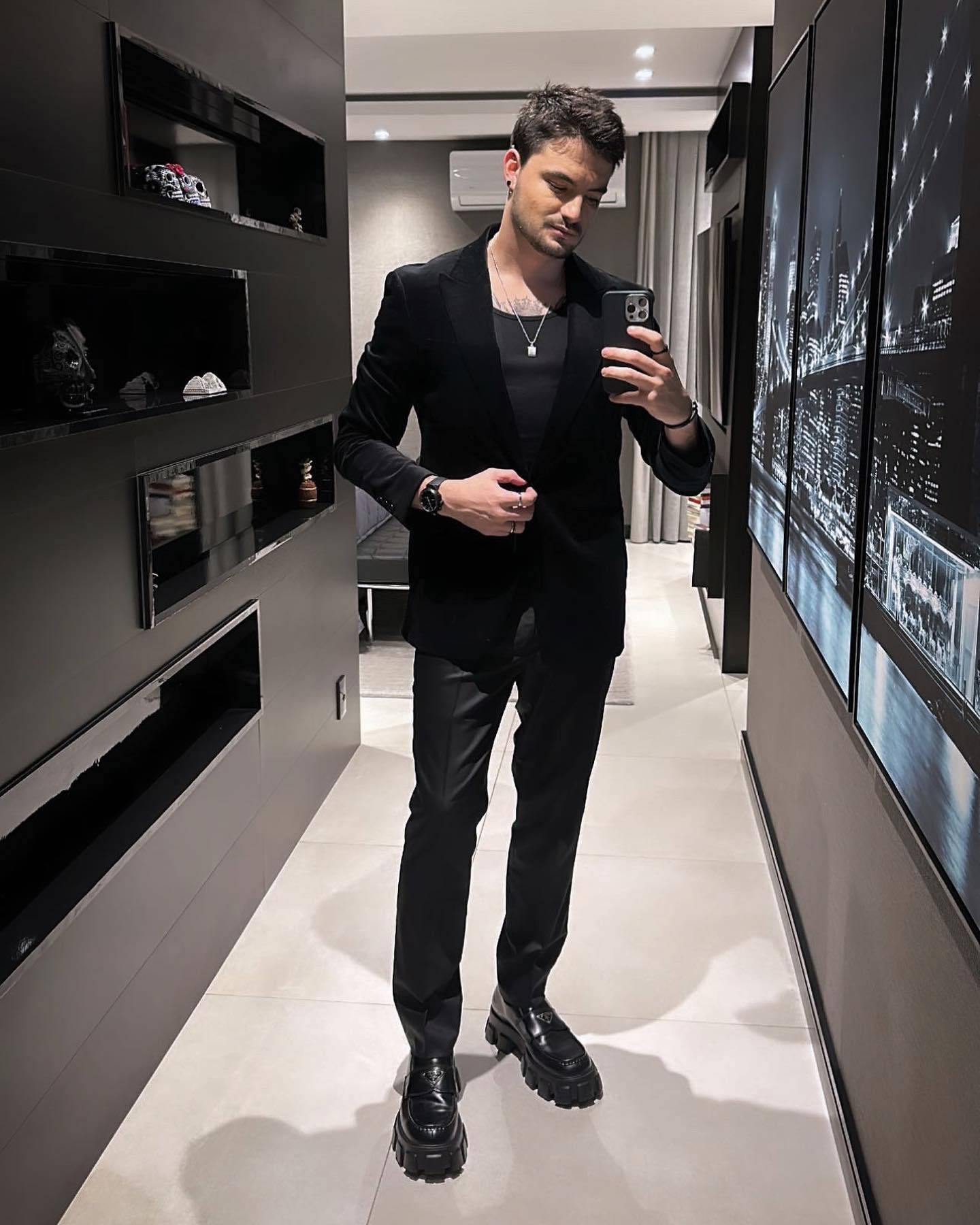 Felipe Neto, black suit, chunky boots, HD Phone Wallpaper