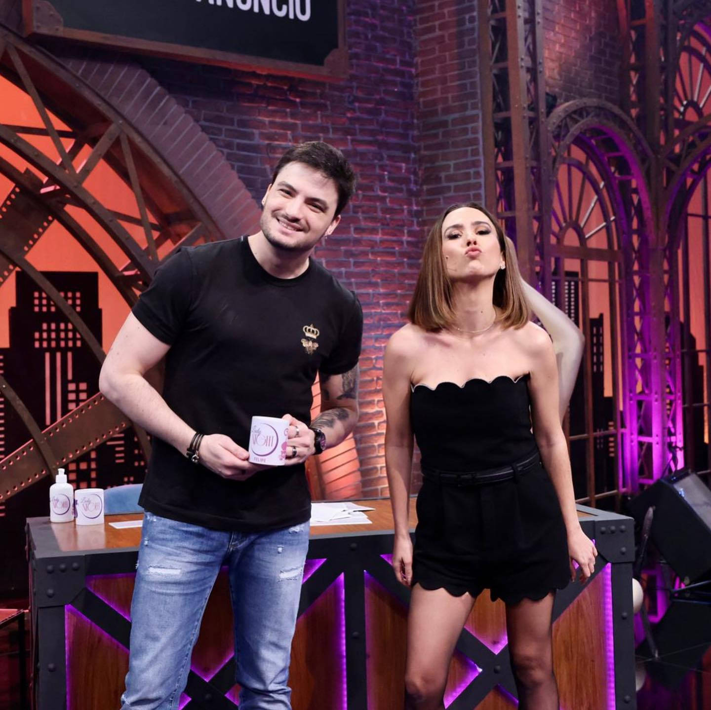 Felipe Neto, TV Show, stylized brick studio set, HD Desktop Wallpaper