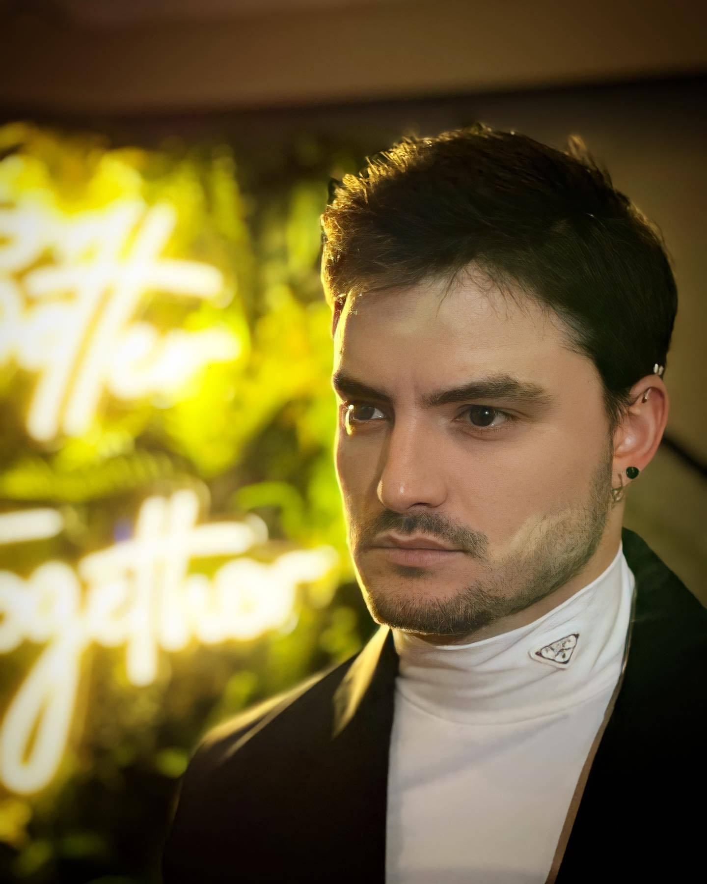 Felipe Neto, white turtleneck, black blazer, HD Phone Wallpaper