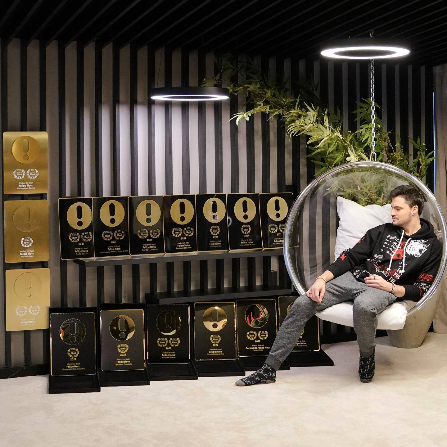 Felipe Neto, transparent bubble chair, golden and black awards, HD Desktop Wallpaper