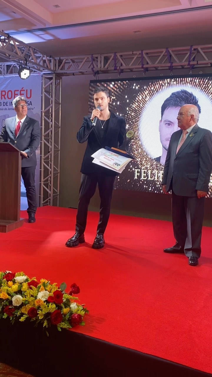 Felipe Neto, red carpet stage, floral arrangement, HD Phone Wallpaper