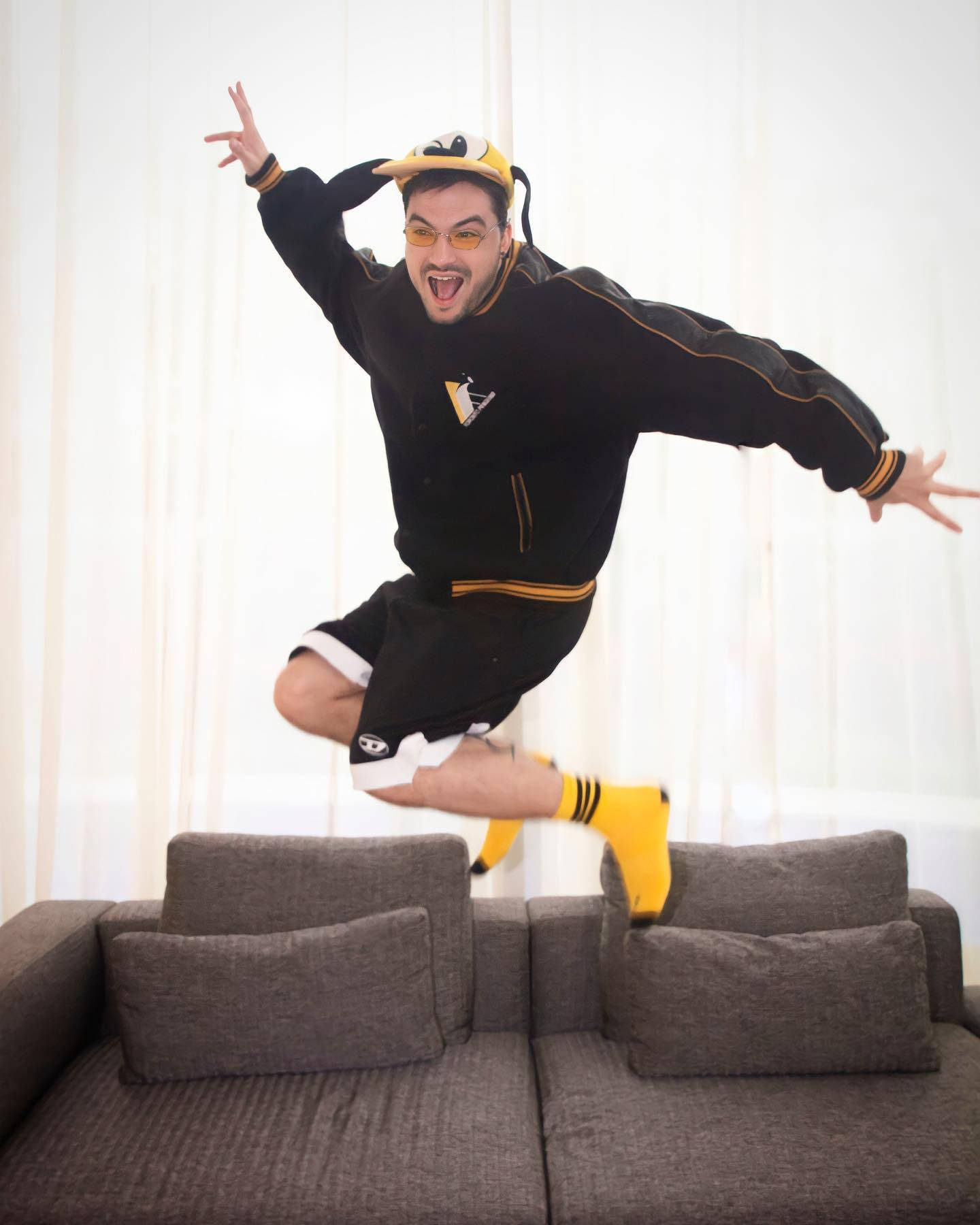 Felipe Neto, black and yellow outfit, gray couch, HD Phone Wallpaper