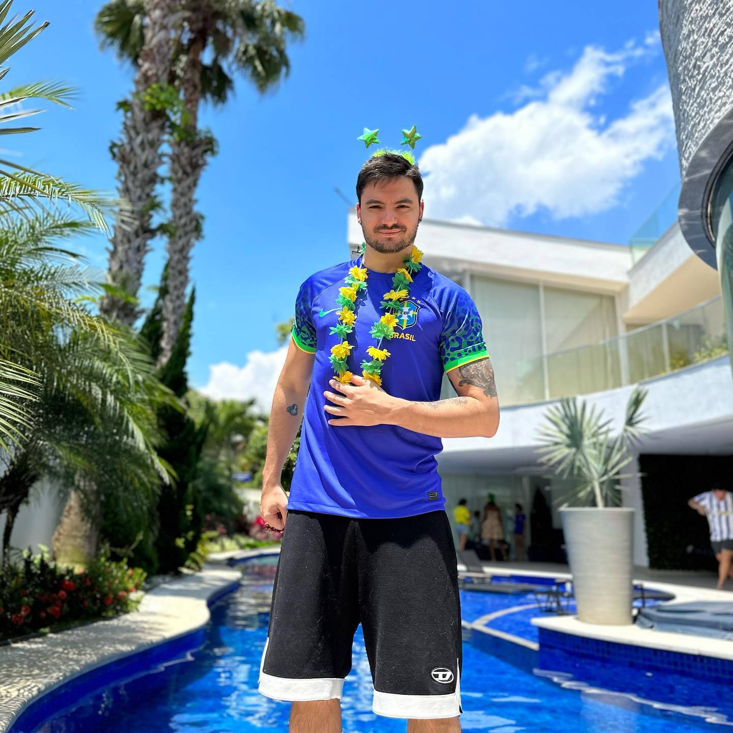 Felipe Neto, blue Brazil soccer jersey, yellow flower lei, HD Desktop Wallpaper