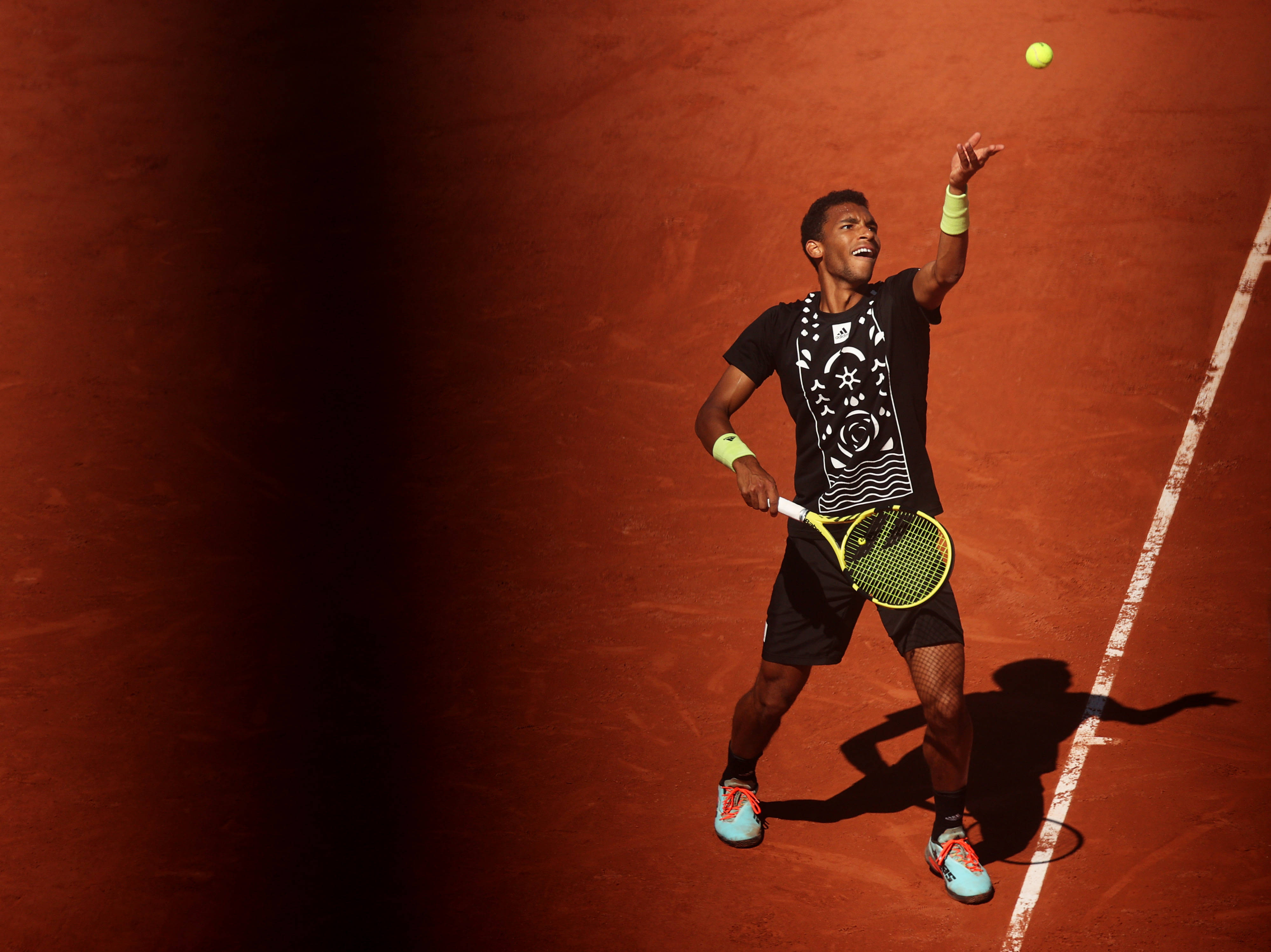 Felix Auger Aliassime, clay court, bright yellow ball, 4K Desktop Wallpaper