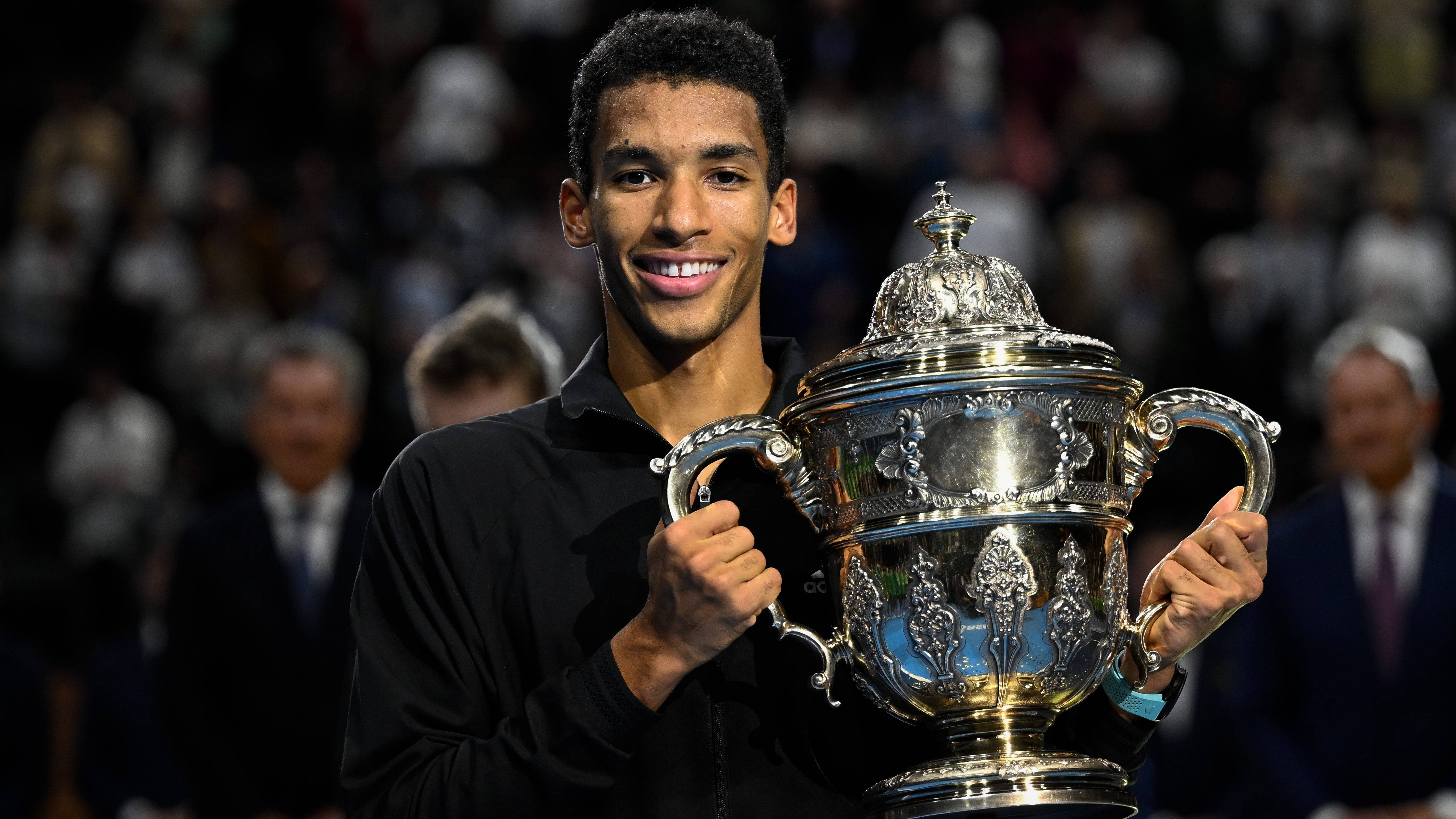 Felix Auger-Aliassime, trophy, ornate silver trophy, 4K Desktop Wallpaper