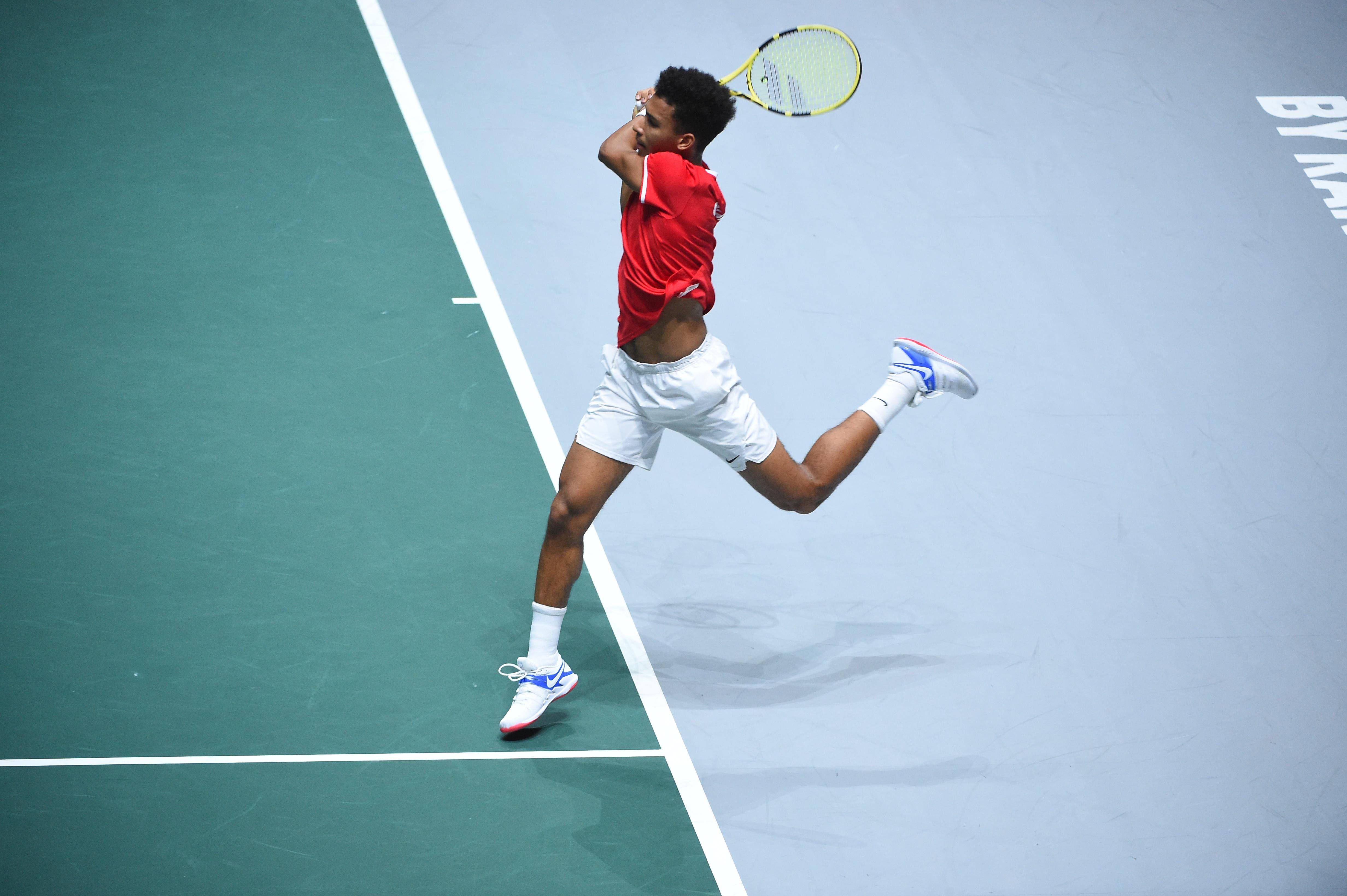 Felix Auger Aliassime, red shirt, white shorts, 4K Desktop Wallpaper