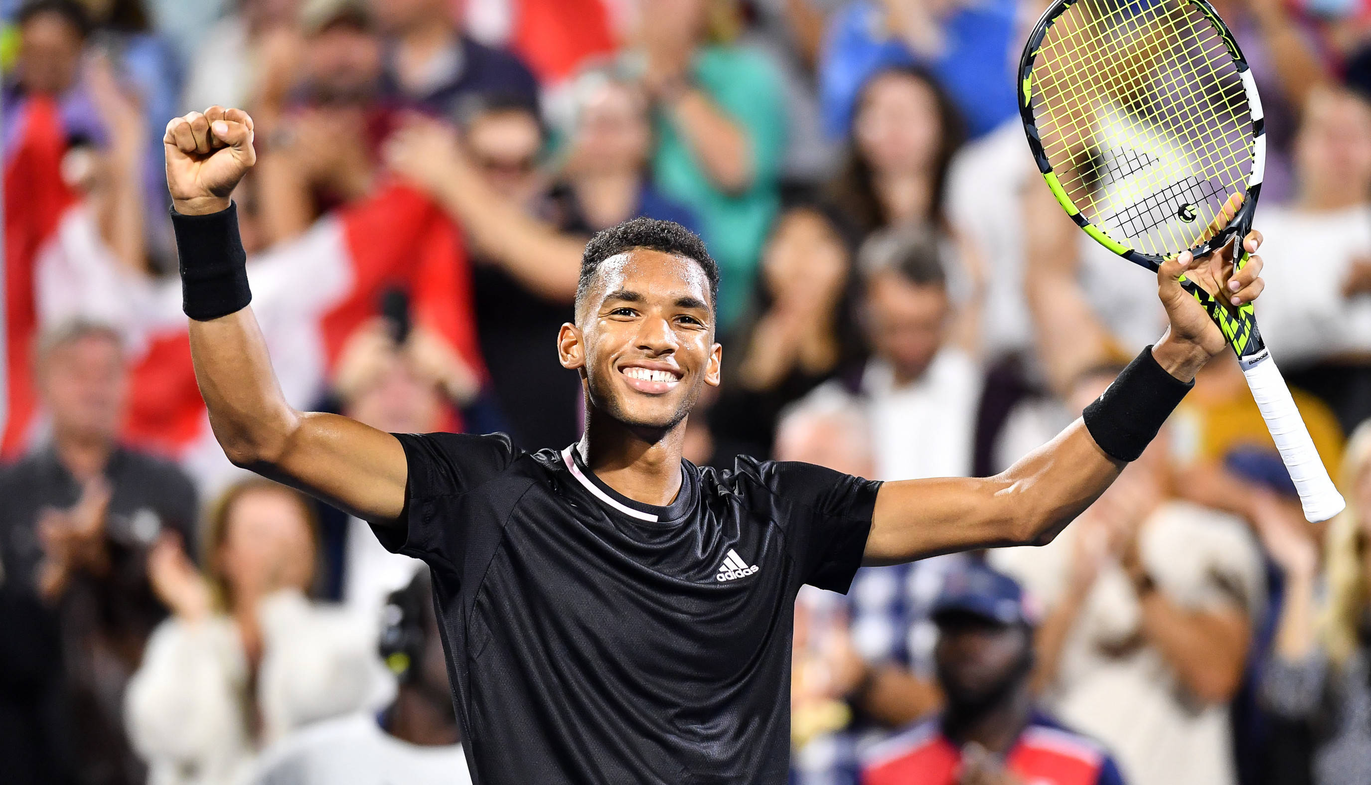 Felix Auger-Aliassime, raised fist, racket, 2K Desktop Wallpaper
