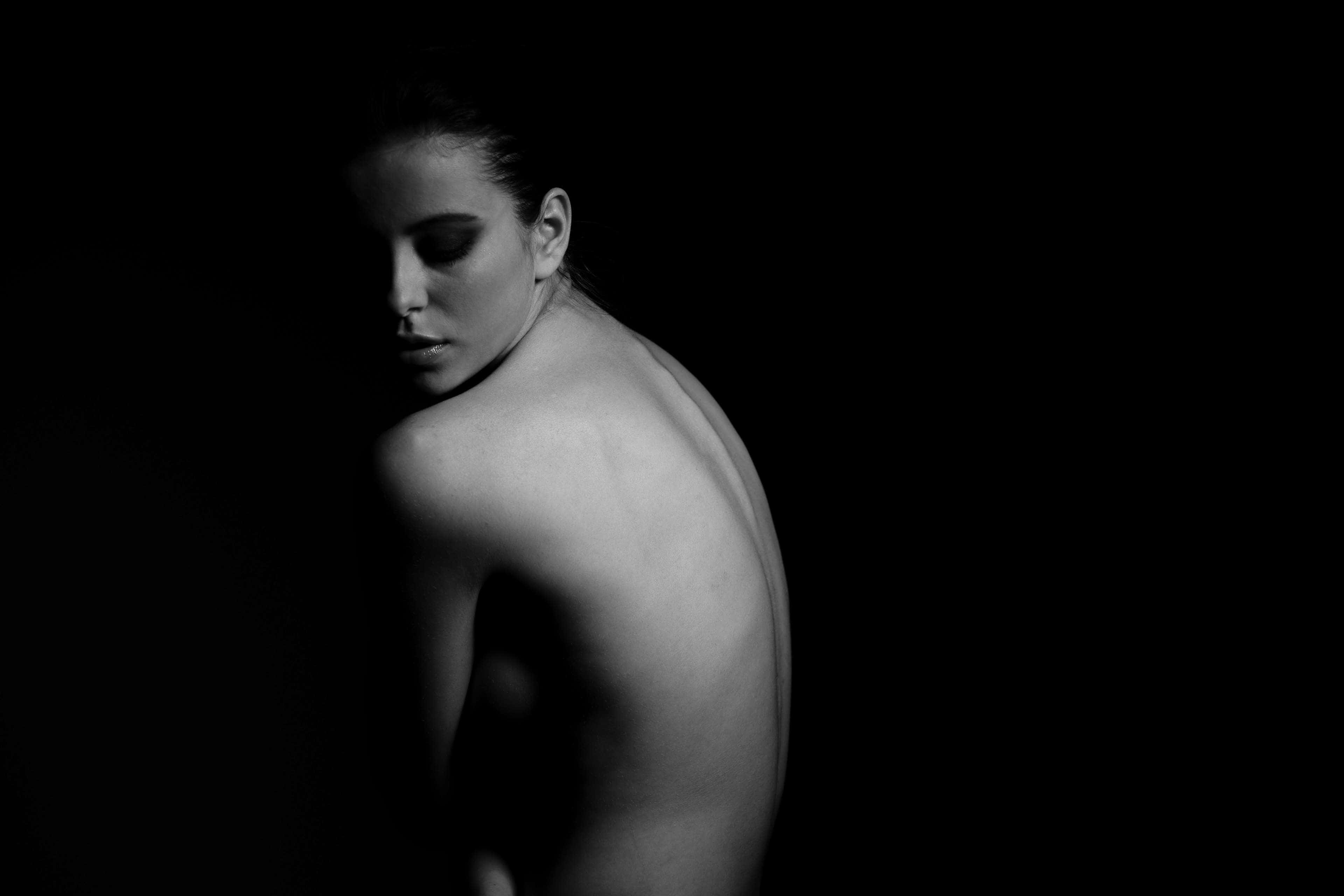 female body, side view, monochrome, 4K Desktop Wallpaper