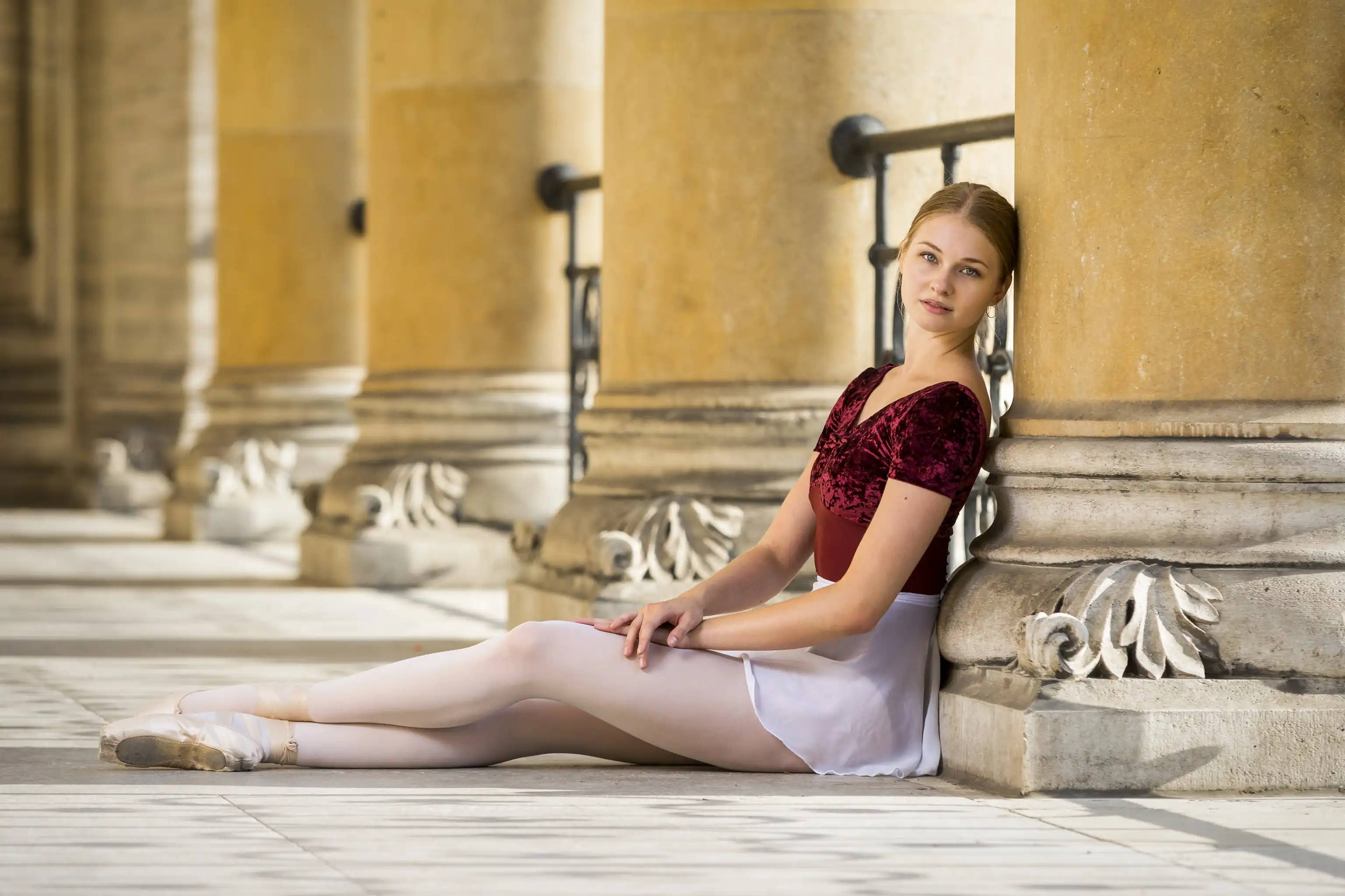 ballet dancer, velvet top, white skirt, 2K Desktop Wallpaper