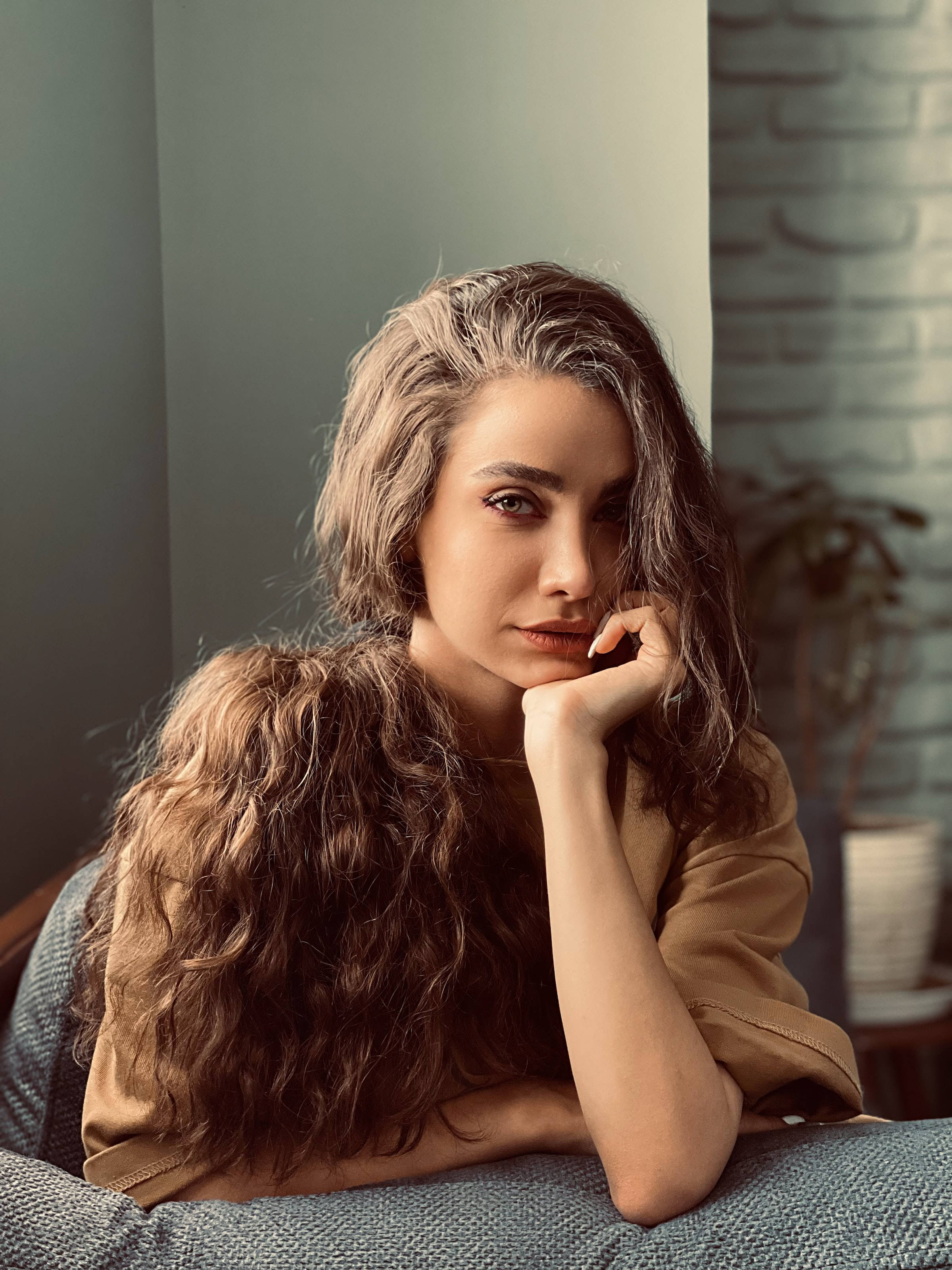 female model, long curly hair, wavy brown hair, 2K Phone Wallpaper