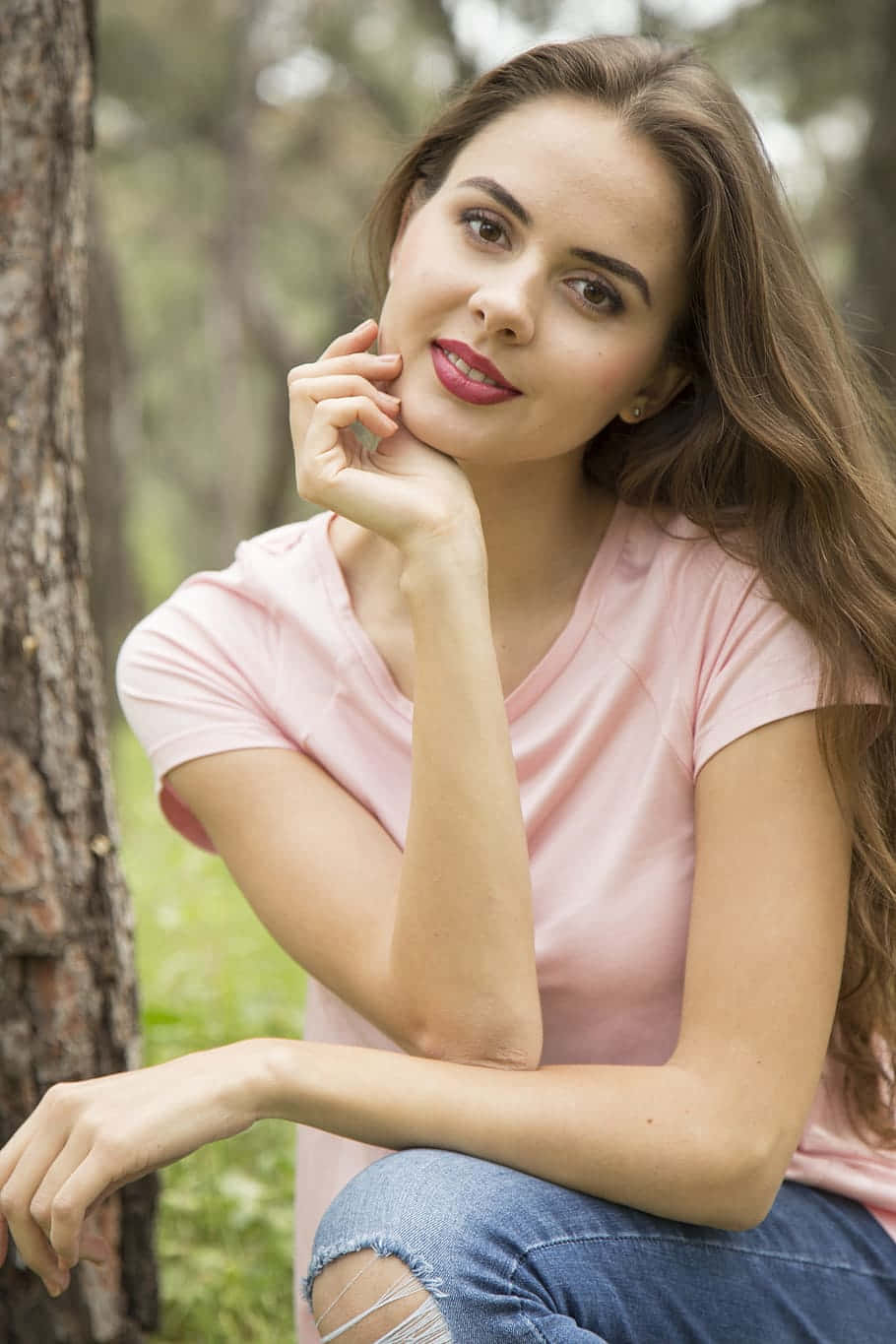 young female model, pink shirt, ripped jeans, HD Phone Wallpaper