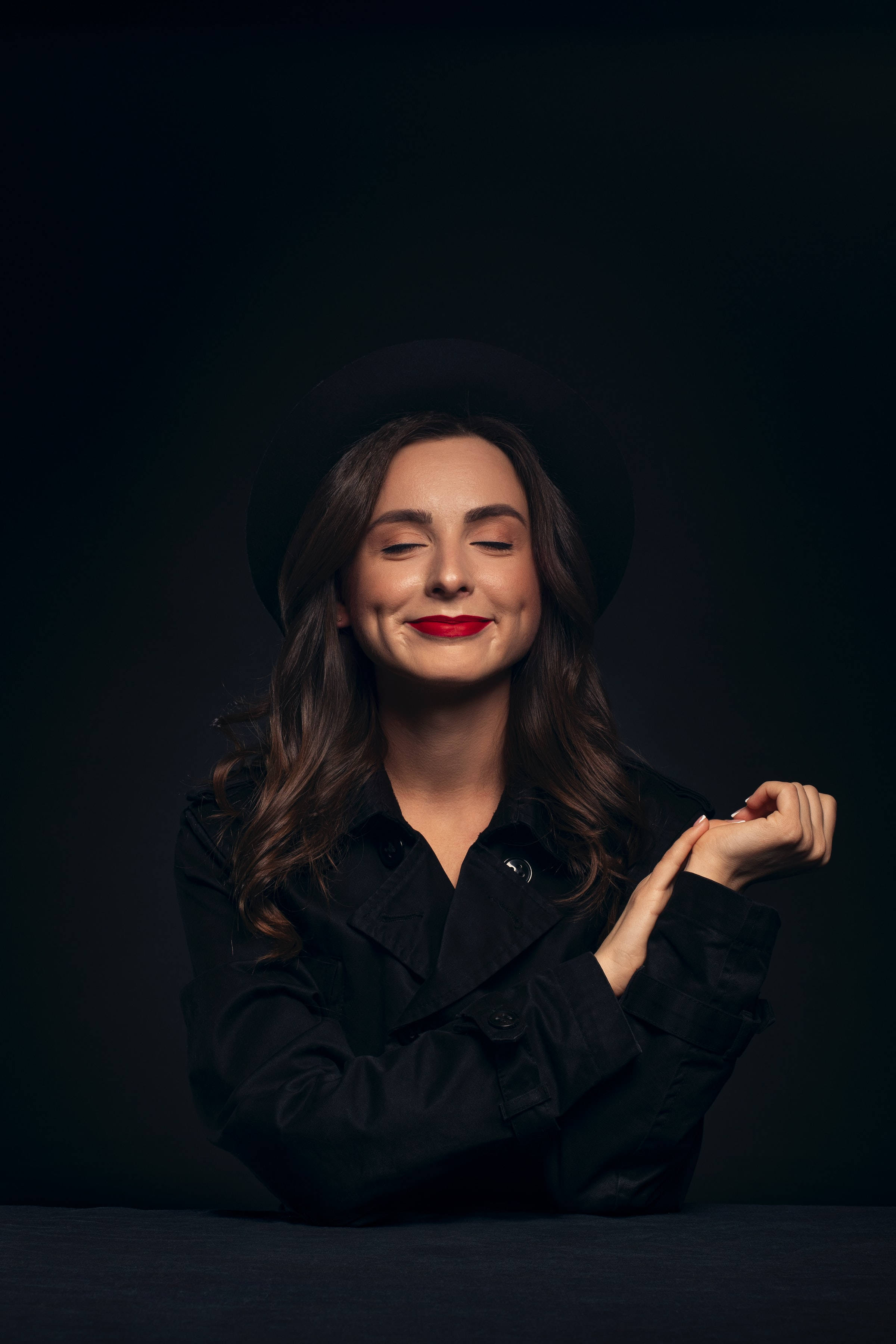female model, black hat, black coat, 2K Phone Wallpaper