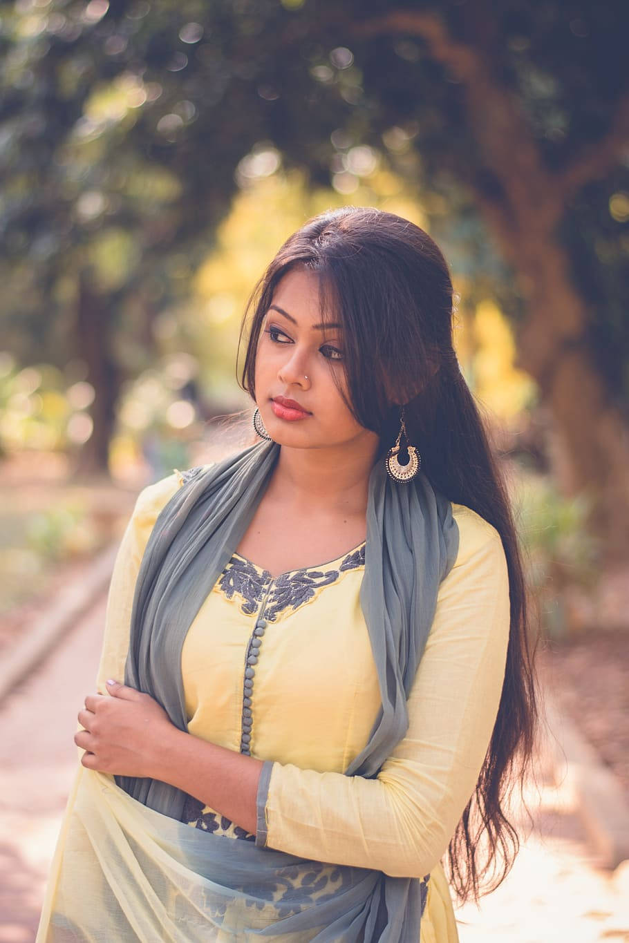 yellow and grey traditional attire, sunlit garden, blurred trees, HD Phone Wallpaper