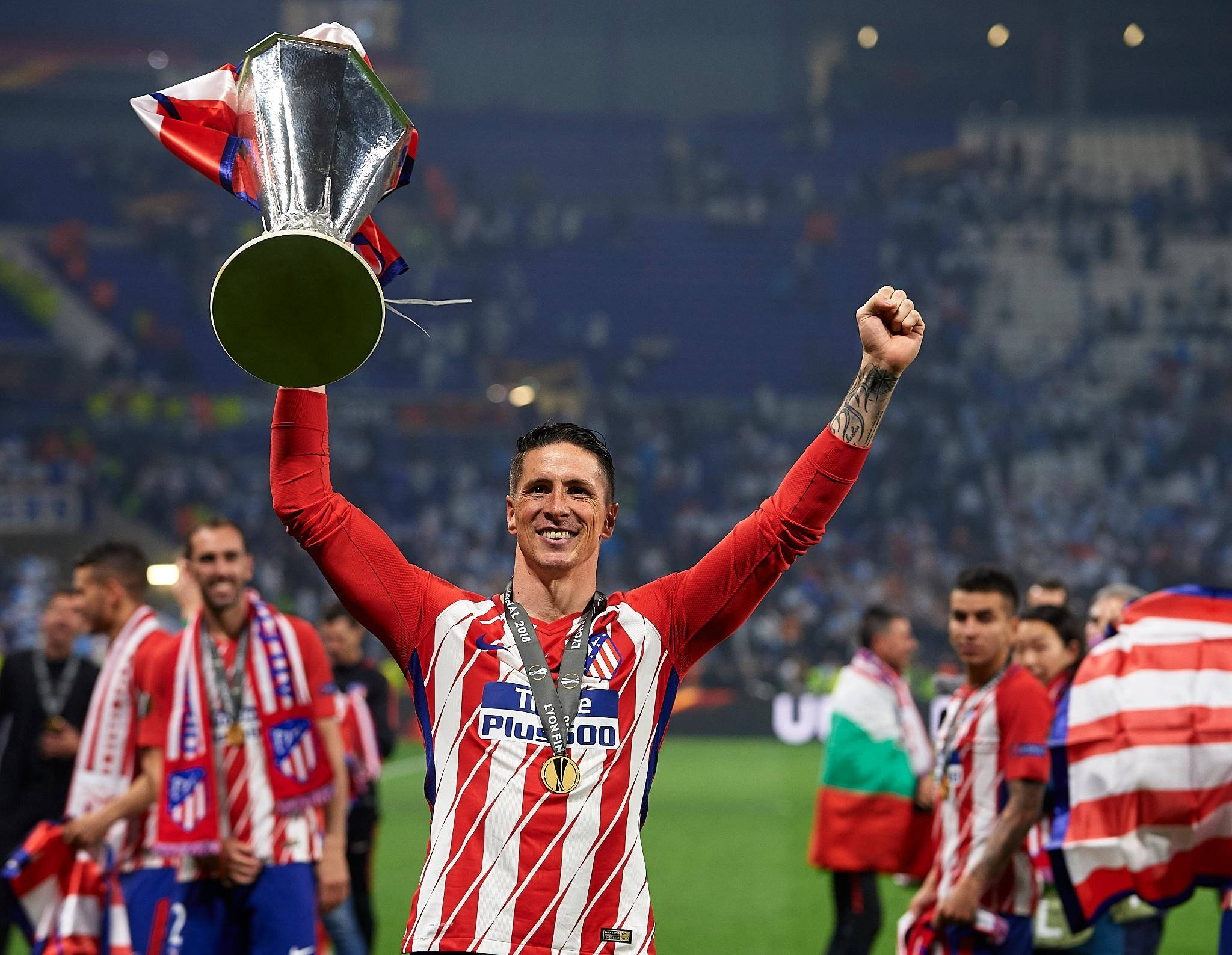Fernando Torres, red and white stripes, gleaming silver trophy, Full HD Desktop Wallpaper