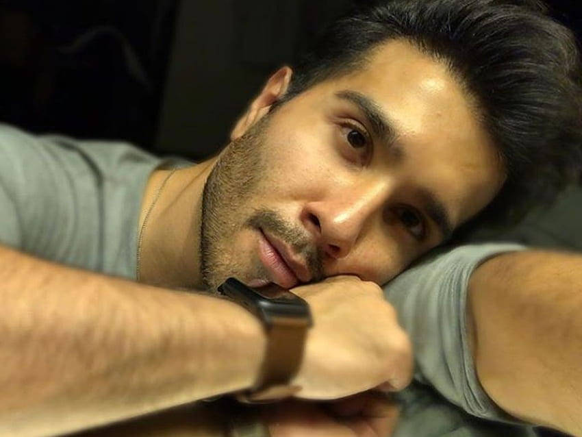 Feroz Khan, gray t-shirt, smartwatch, SD Desktop Wallpaper