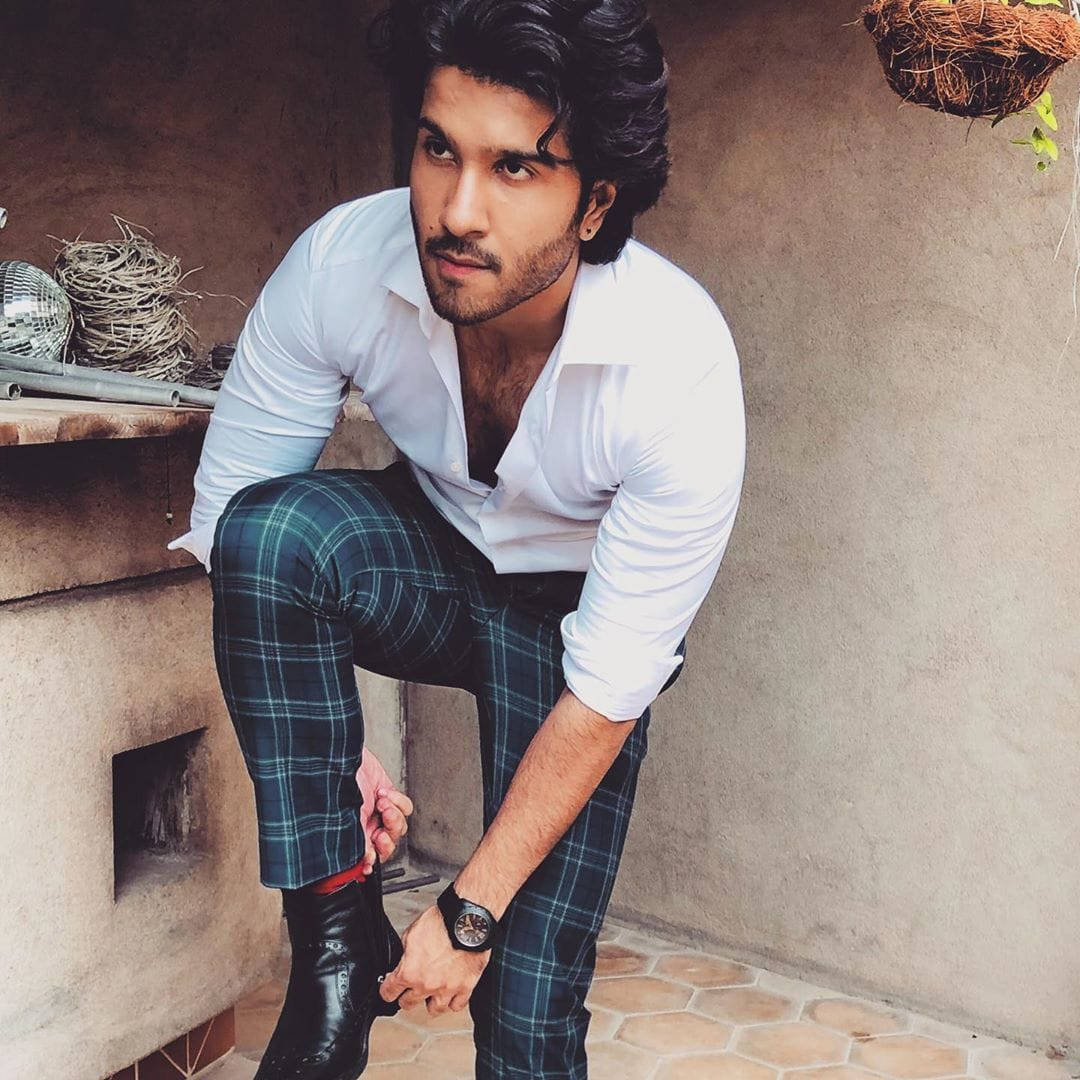 Feroz Khan, green plaid pants, white shirt, SD Desktop Wallpaper