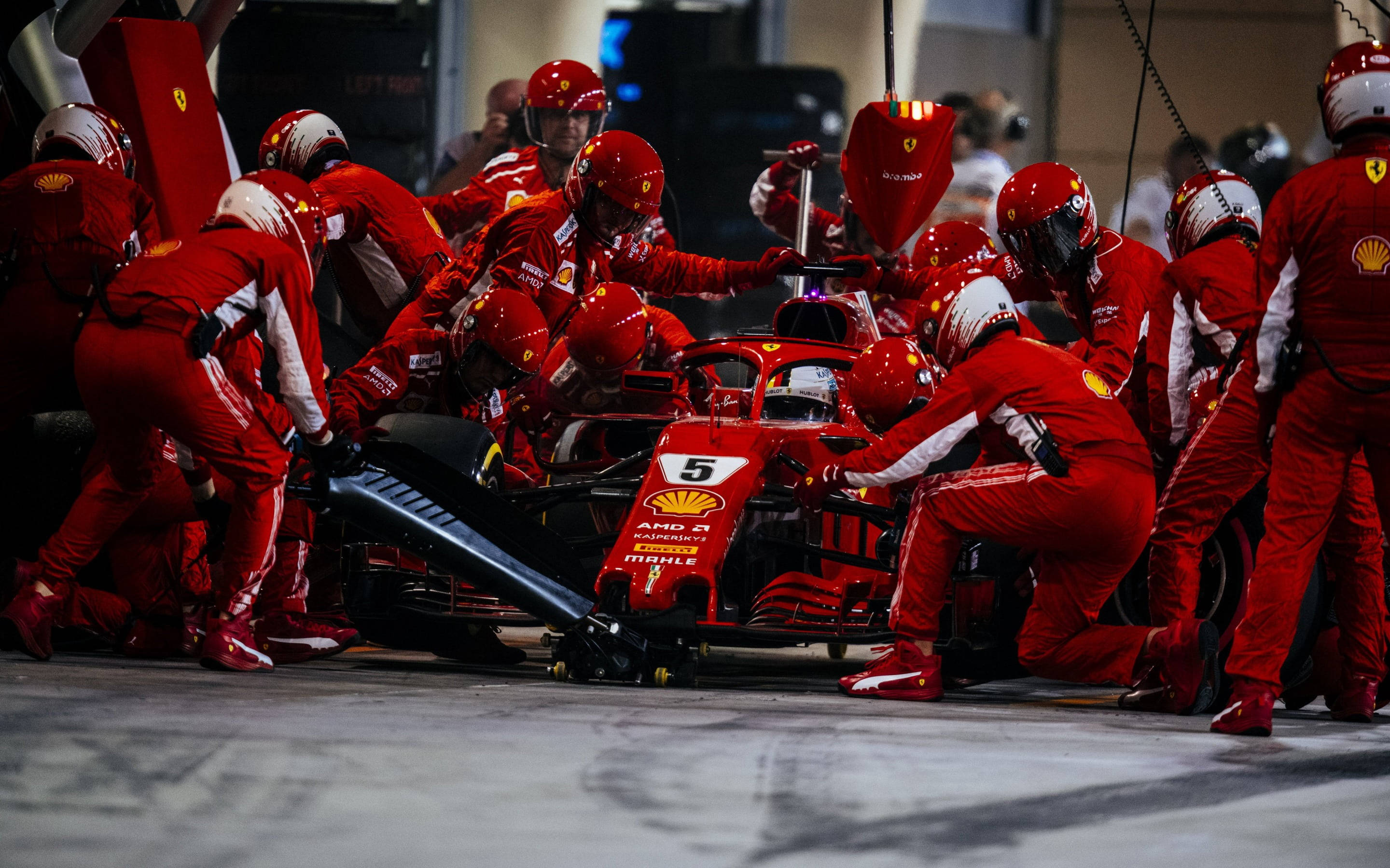 Ferrari F1 2018, pit crew, red uniforms, 2K Desktop Wallpaper