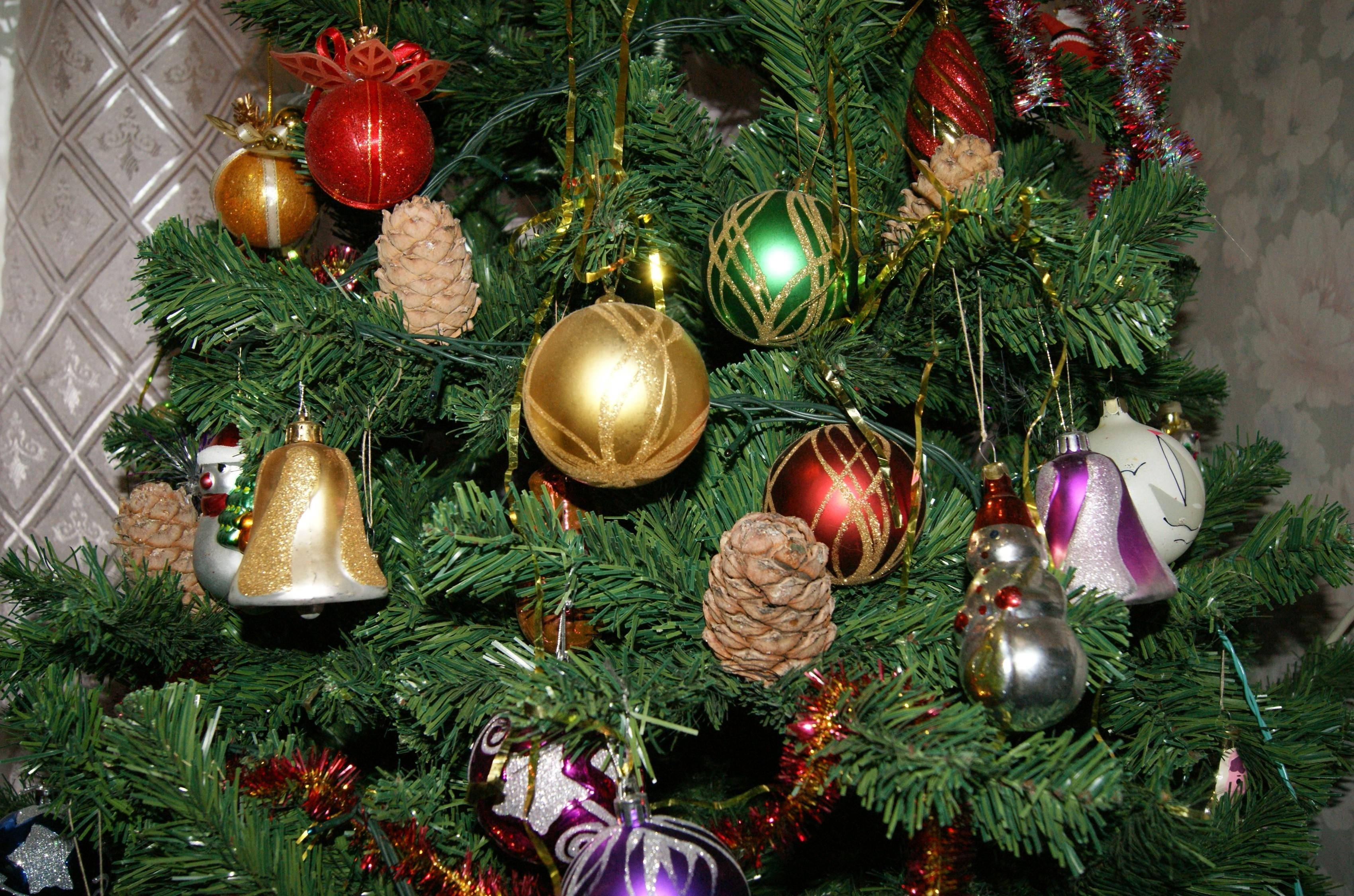 Christmas tree, shiny red gold and purple ornaments, pinecones, 2K Desktop Wallpaper
